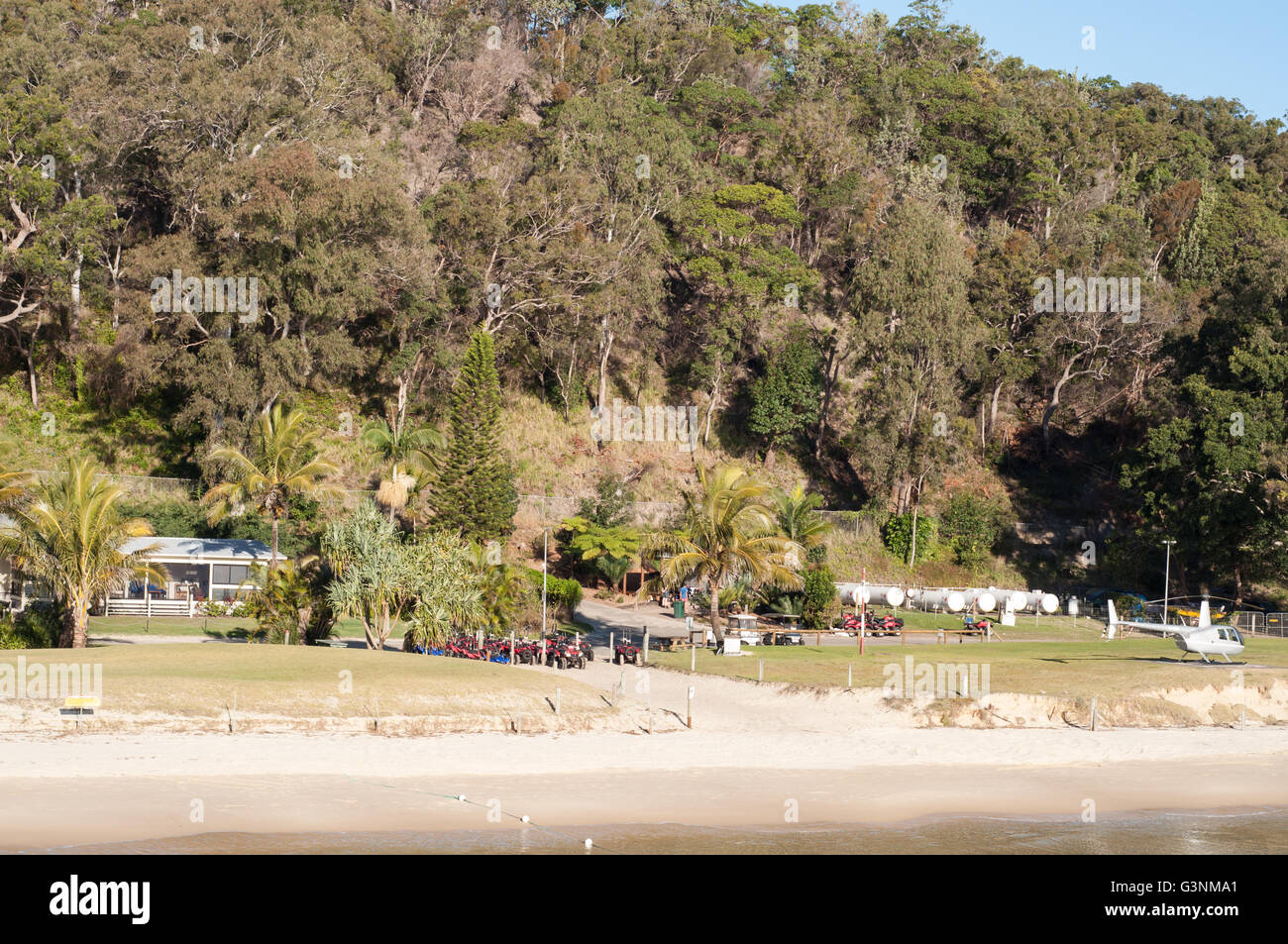 Costa di Tangalooma Island Resort nel Queensland Australia con elicotteri e quattro ruote dirt bike Foto Stock