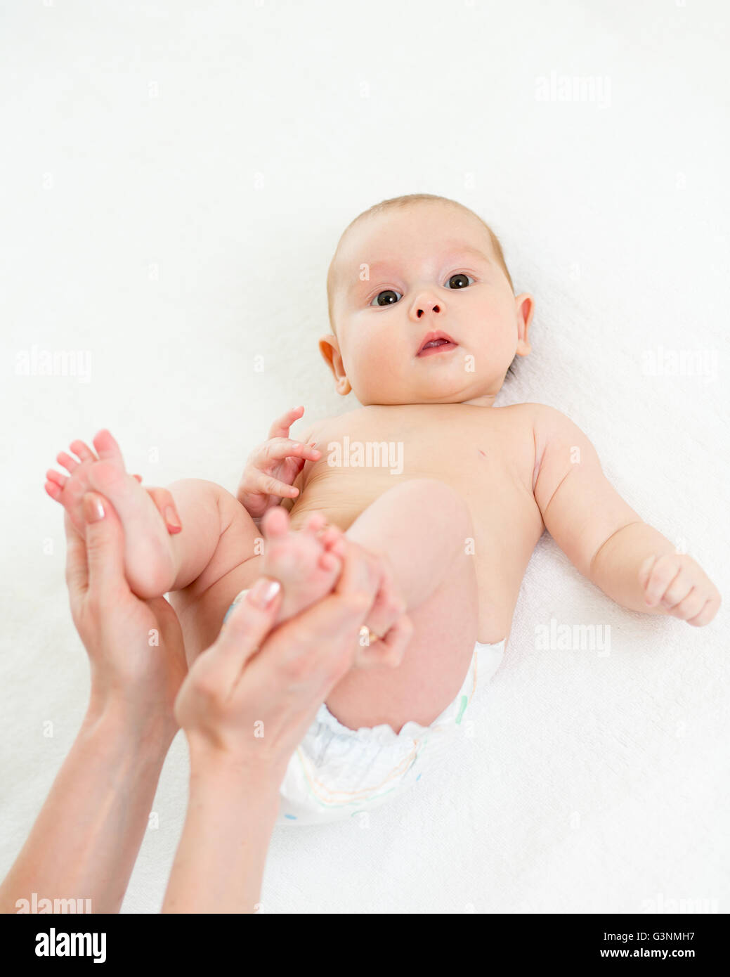 Madre ginnastica fare il suo bambino neonato Foto Stock