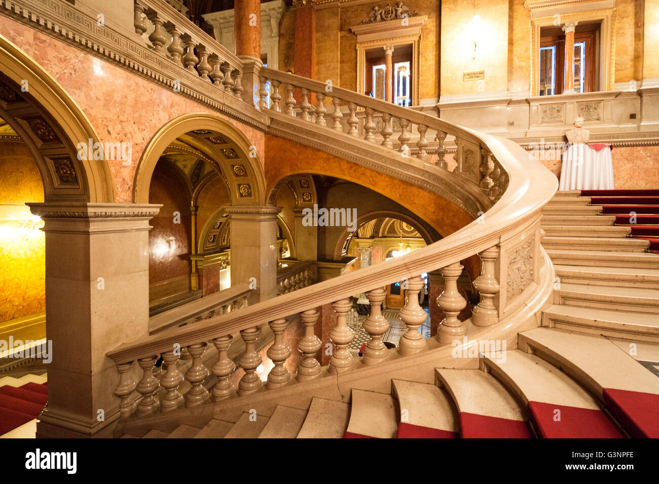 Scale avvolgimento attorno all'interno del Teatro dell'Opera Ungherese, neo-rinascimentale, Budapest, Ungheria, Europa Foto Stock