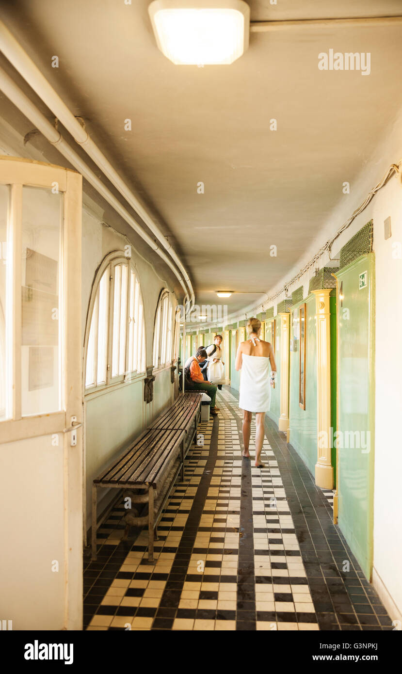 Bagnanti nel corridoio che porta alle camere di medicazione a Szechenhu bagno termale, Budapest, Ungheria, Europa Foto Stock