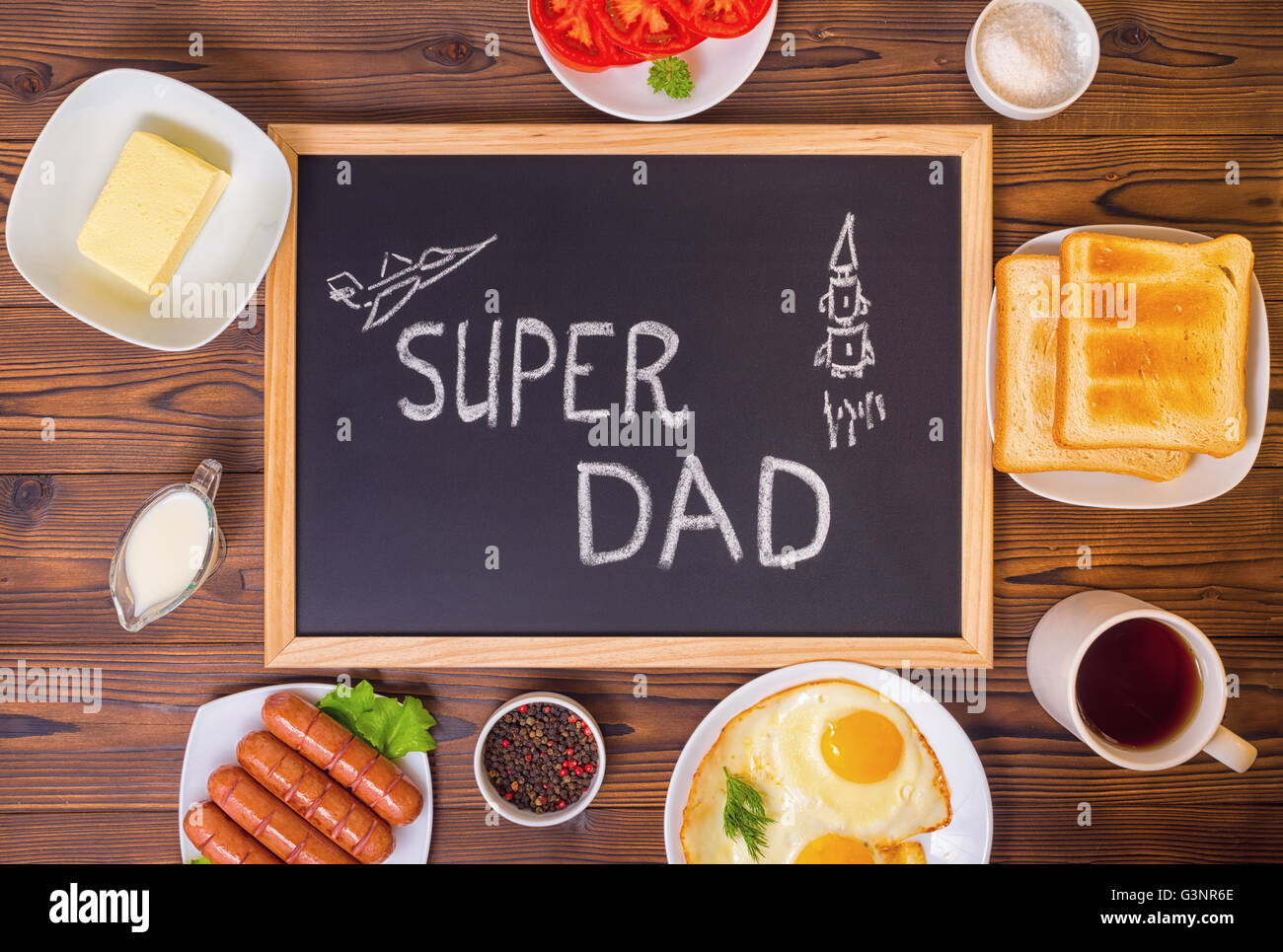 Vista superiore del concetto del papà con il testo scritto a mano Super papà e raffigurato in aereo razzo su lavagna con impostazione breakfast o Foto Stock