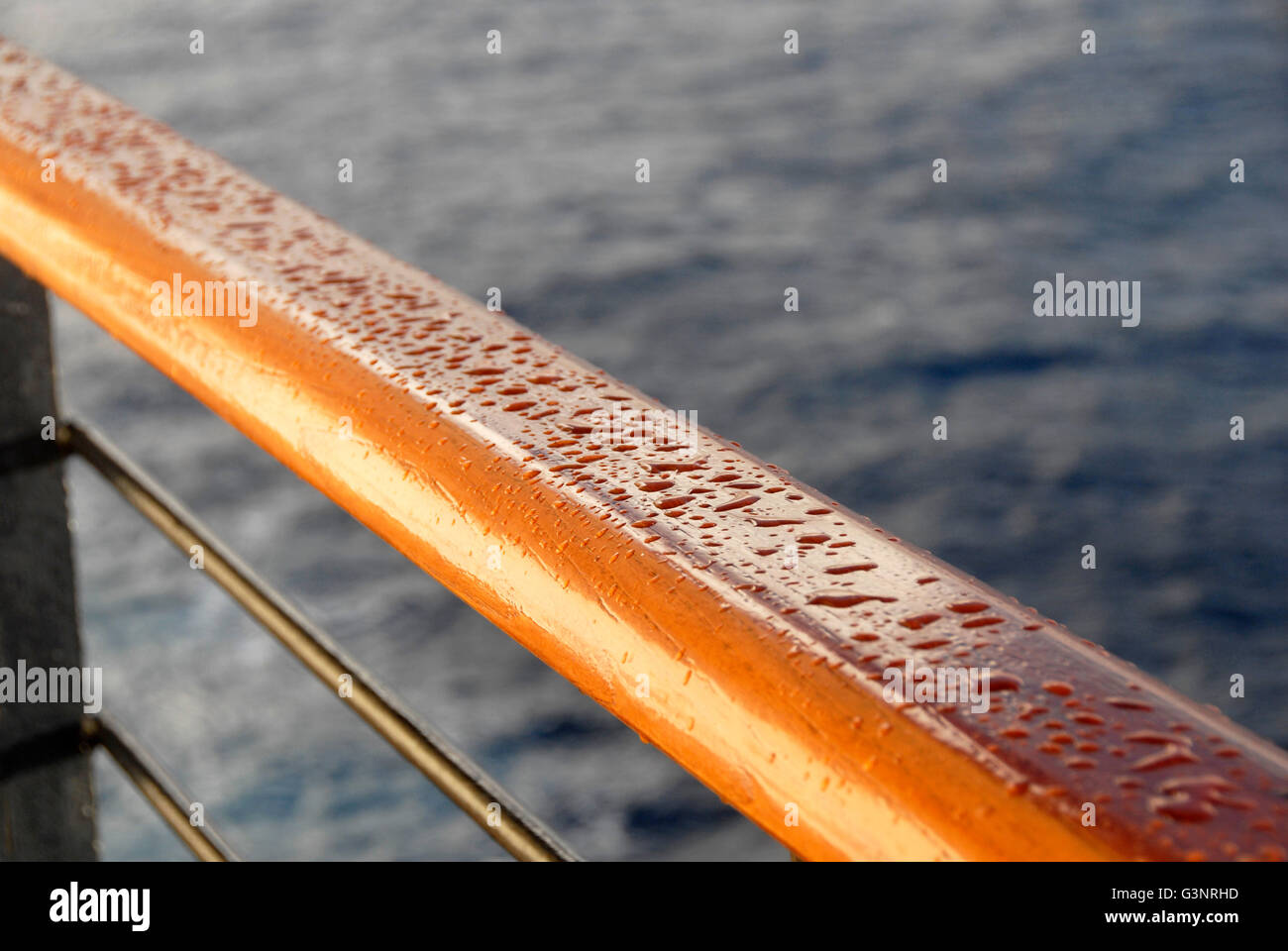 Gocce di pioggia sulla nave il corrimano, dei Caraibi Foto Stock
