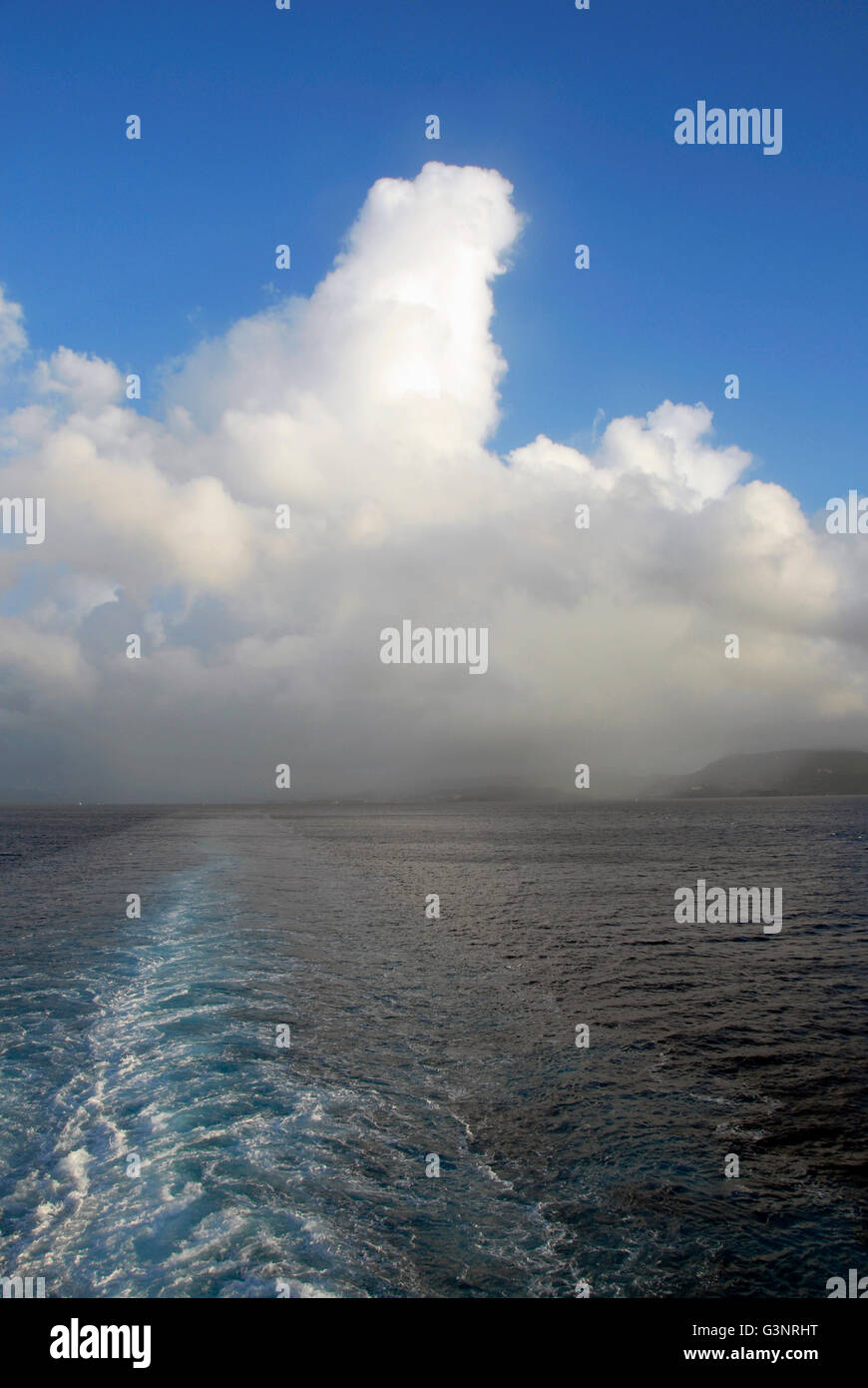 Nuvole a poppa della nave nei Caraibi Foto Stock