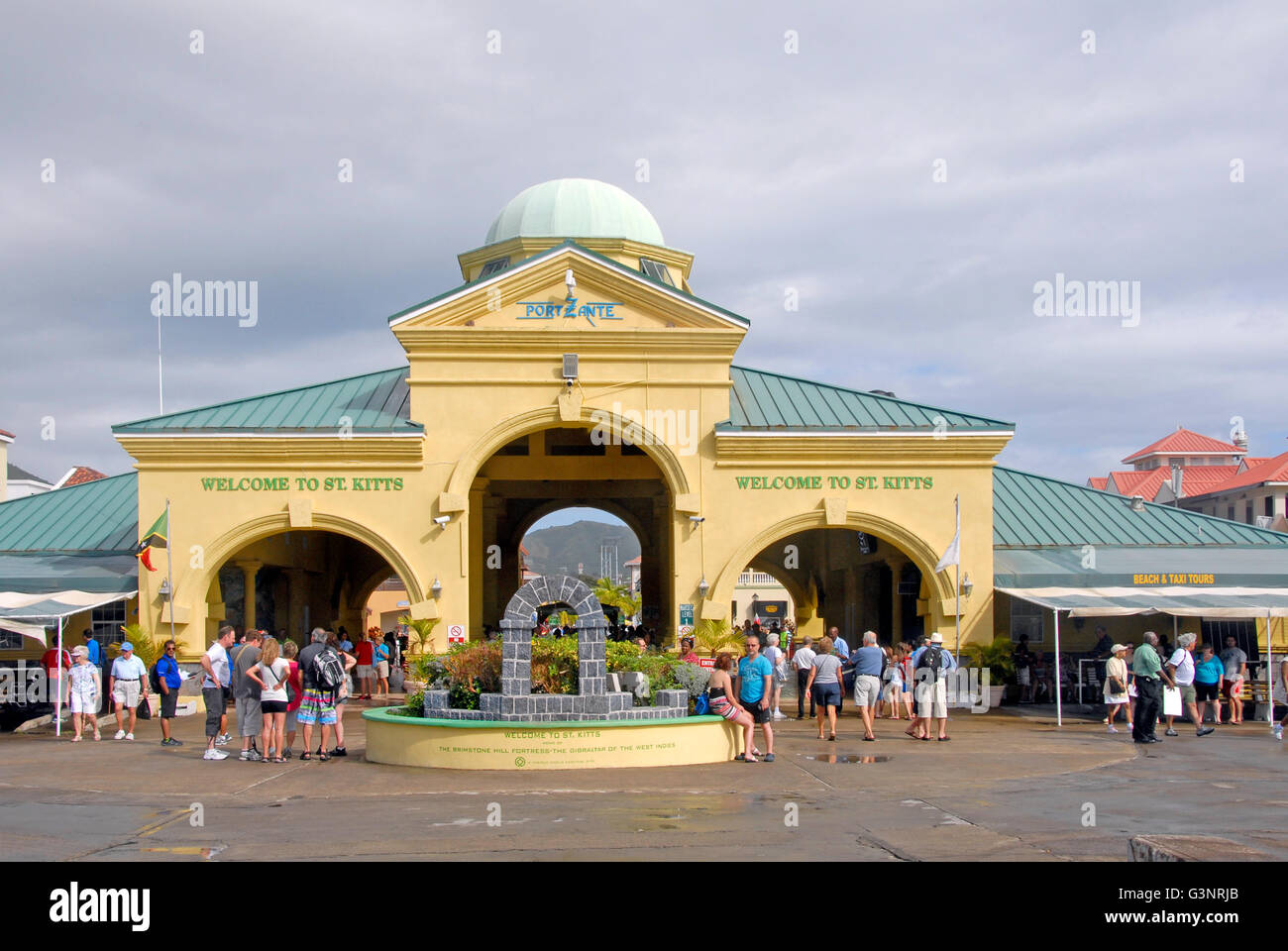 Benvenuti archi presso l'ingresso al porto Zante, St Kitts, dei Caraibi Foto Stock