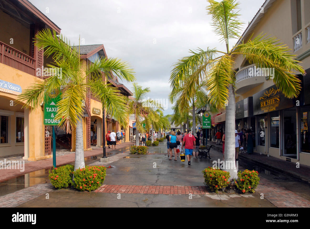 Viale alberato di marciapiede, St Kitts, dei Caraibi Foto Stock
