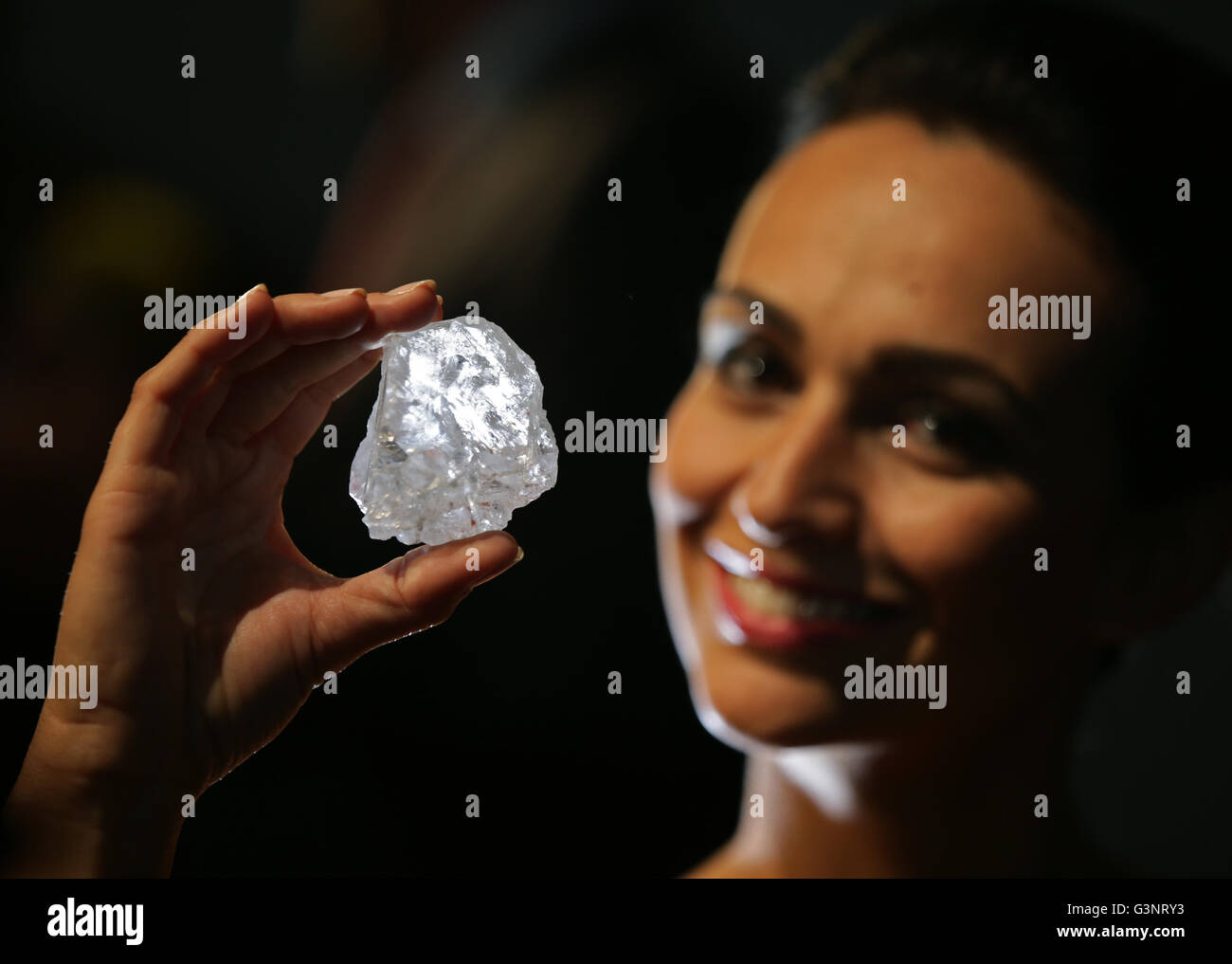 Sotheby's model Charlene Bonnithon trattiene il 1109 carat 'Lesedi La Rona' diamante, la più grande gemma-qualità diamanti grezzi scoperti negli ultimi cento anni e si prevede di recuperare $ 70 milioni di euro quando è messo all'asta da Sotheby's a Londra. Foto Stock