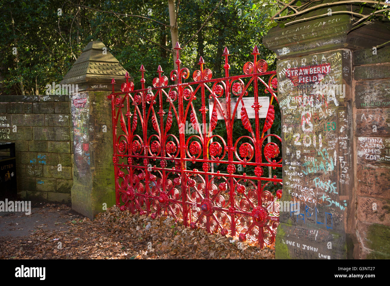 Merseyside, Liverpool, Storia dei Beatles, Beaconsfield Road, cancelli di Strawberry Fields Foto Stock