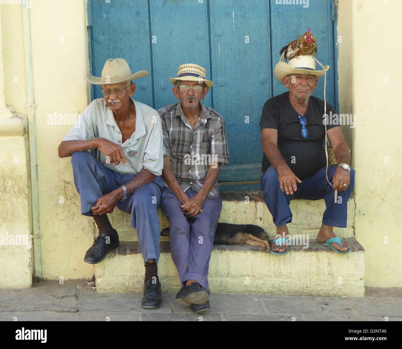 Trinidad Cuba 2015 uomini cubani godendo di sigari con i loro animali domestici Foto Stock