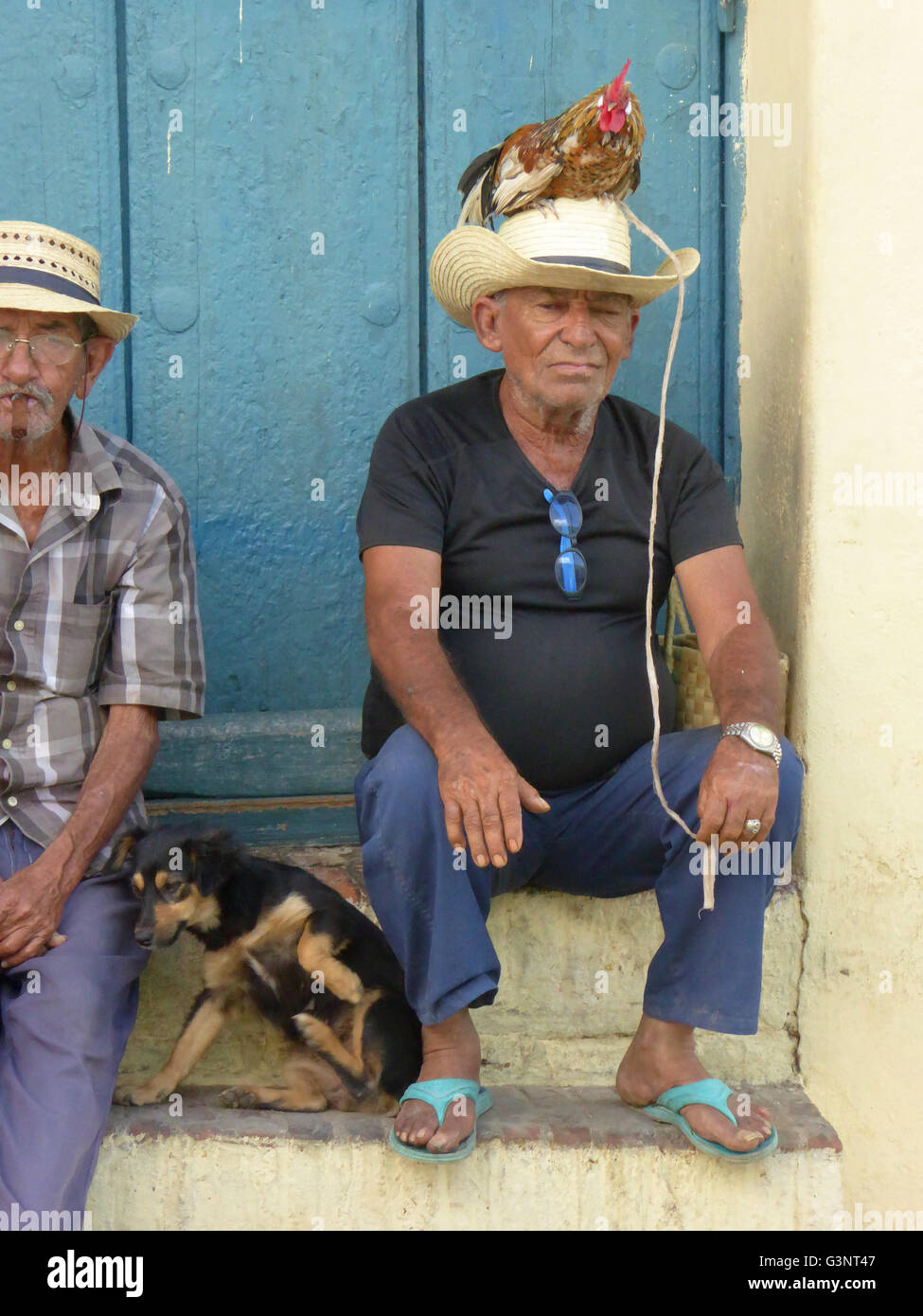 Trinidad Cuba 2015 cubano locale con galletto e cane Foto Stock