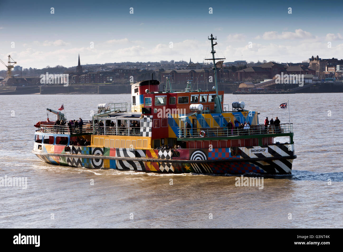 Merseyside, Liverpool, Mersey Ferry Snowdrop in nave dazzle livrea avvicinando Pier Head Foto Stock