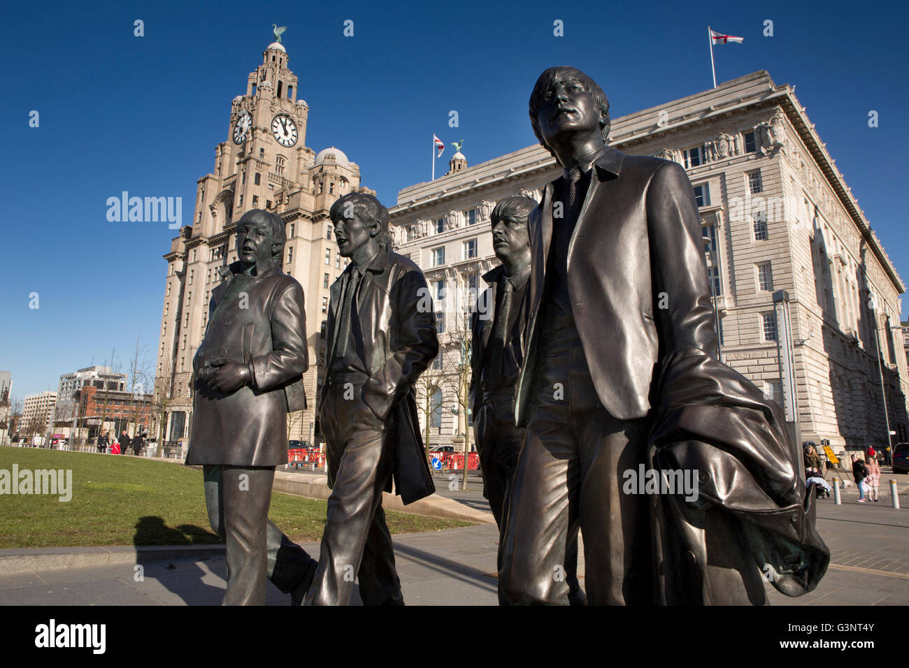Merseyside, Liverpool, Pier Head Andrew Edwards del Beatles statua fuori Liver Building Foto Stock