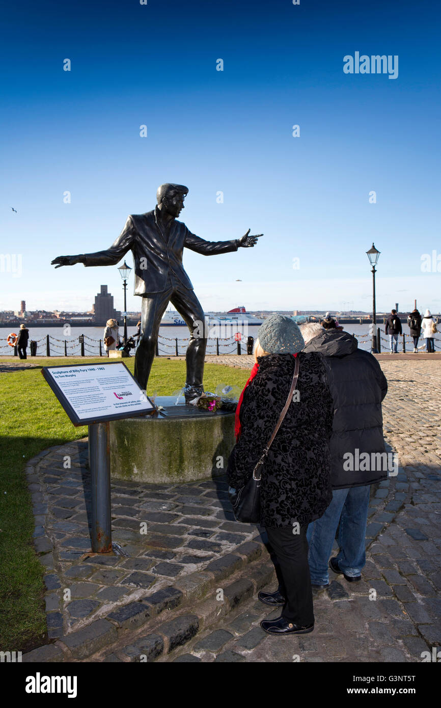 Merseyside, Liverpool, i visitatori a waterfront statua del cantante e ex Mersey rimorchiatore mano mazzo Billy Fury da Tom Murphy Foto Stock