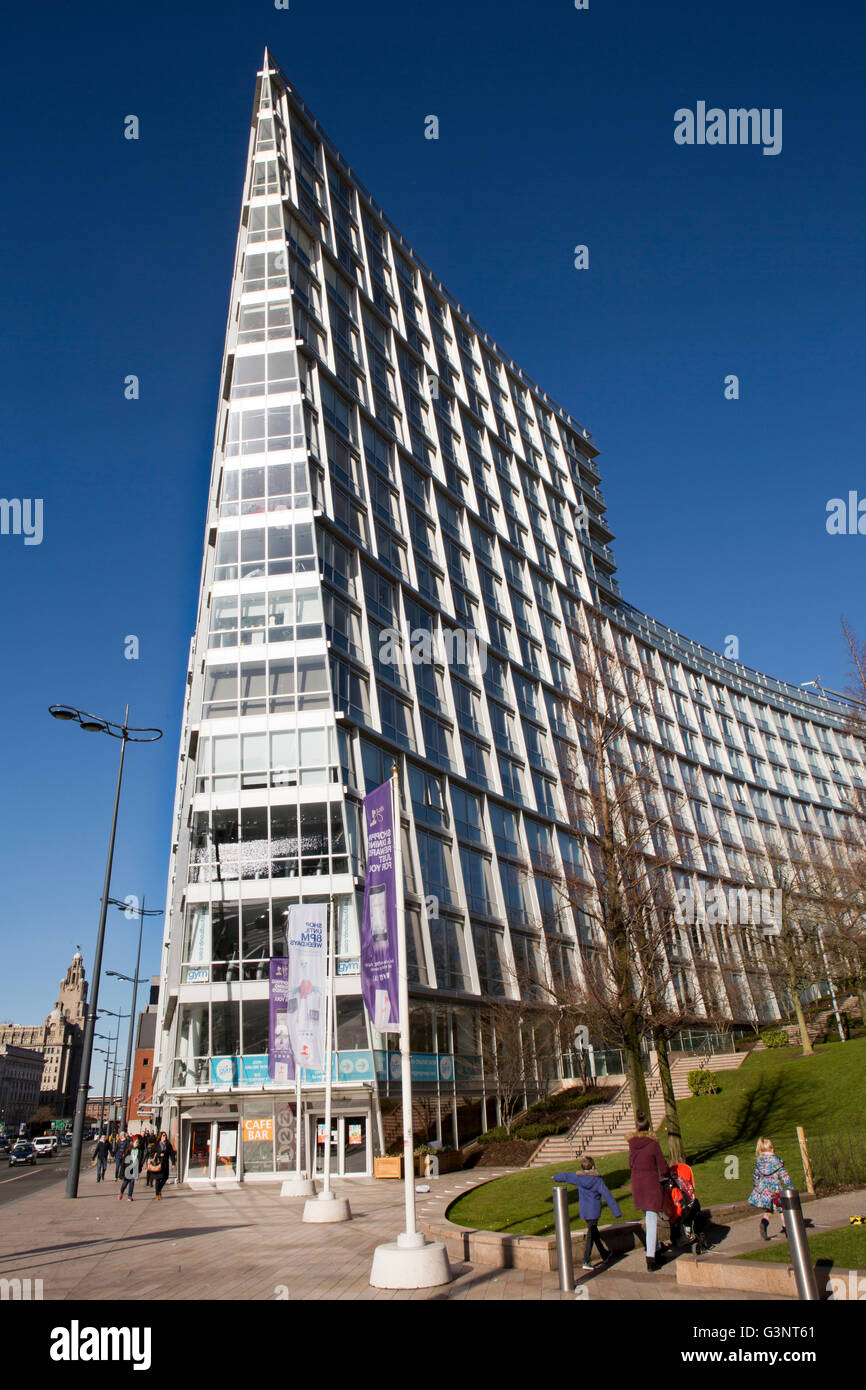 Merseyside, Liverpool, Strand Sreet, uno Park West edificio di fronte Albert Dock Foto Stock