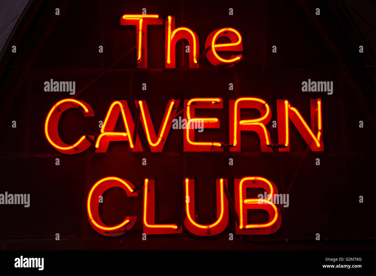 Merseyside, Liverpool, Mathew Street, Cavern Club insegna al neon Foto Stock