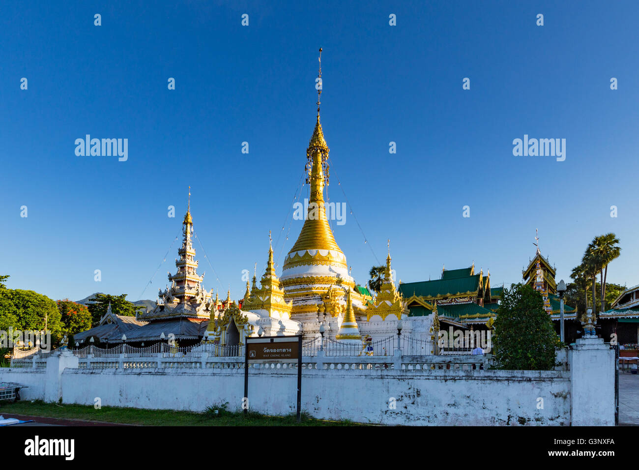 Wat Jong Klang e Wat Jong Kham a Maehongson provincia a nord della Thailandia Foto Stock