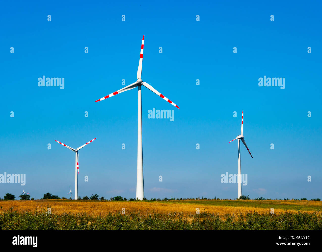 Turbina eolica gruppi elettrogeni in archiviato in Austria il cielo blu Foto Stock