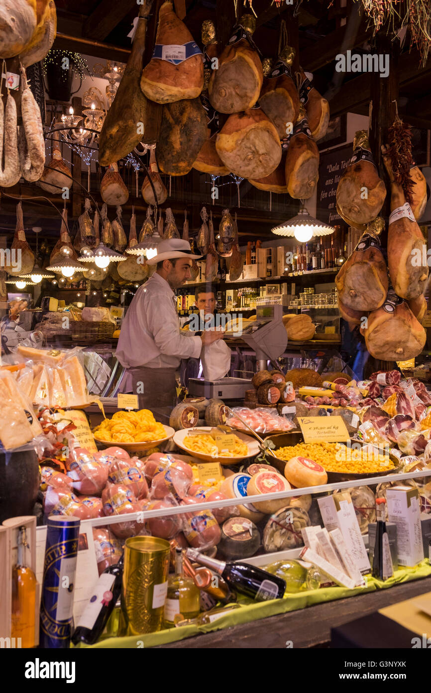 Gastronomie shop con proscuito prosciutti appesi nella finestra in Via  Peschiera Vecchia, Bologna, Italia Foto stock - Alamy