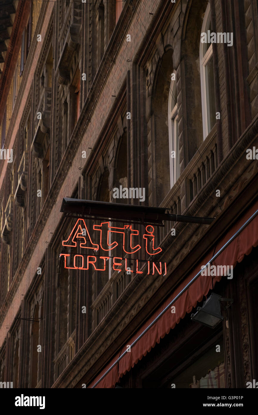 Neon rosso segno pubblicità Atti Tortellini in via Caprarie, Bologna, Italia Foto Stock