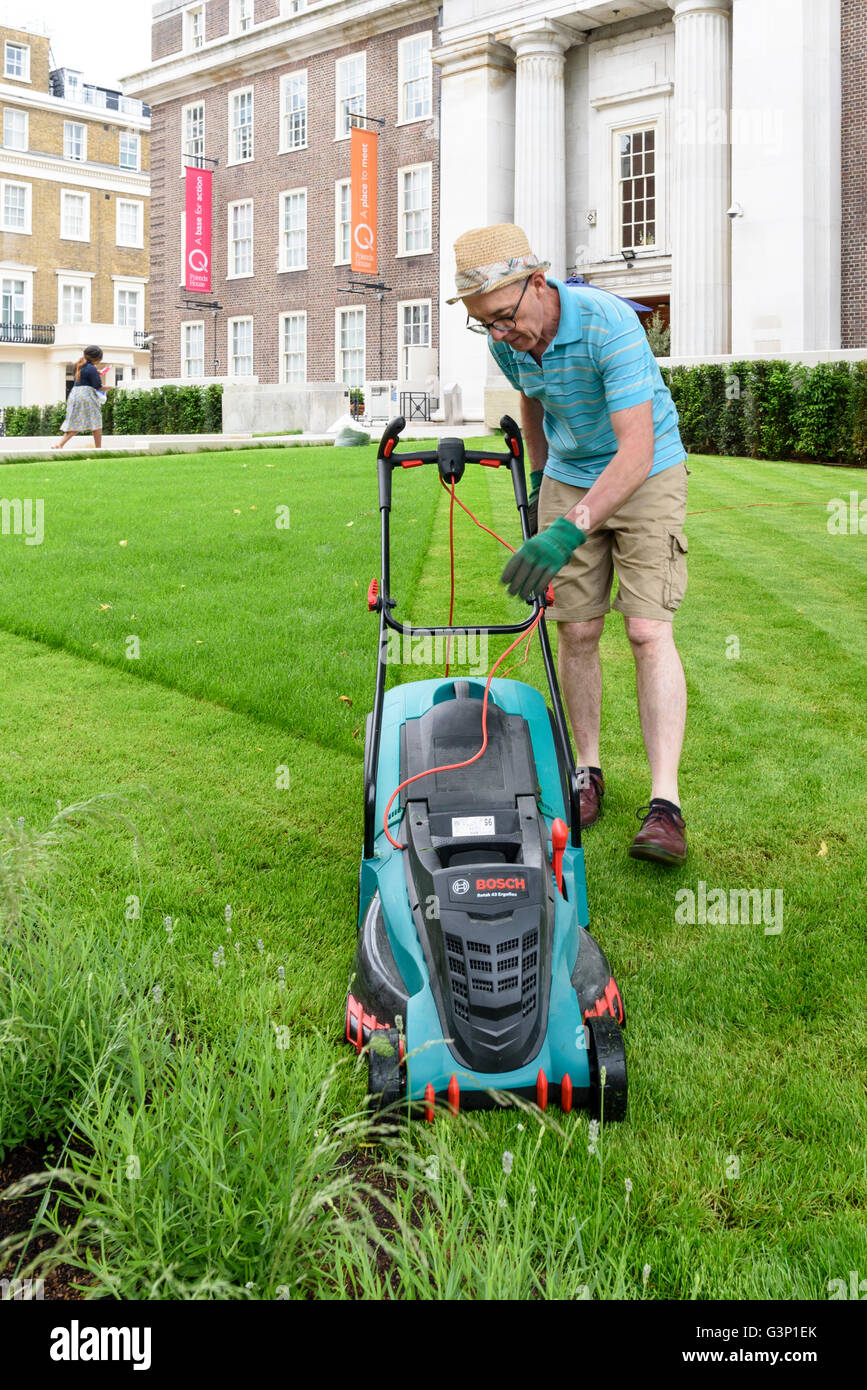 Uomo falciare l'erba immagini e fotografie stock ad alta risoluzione - Alamy