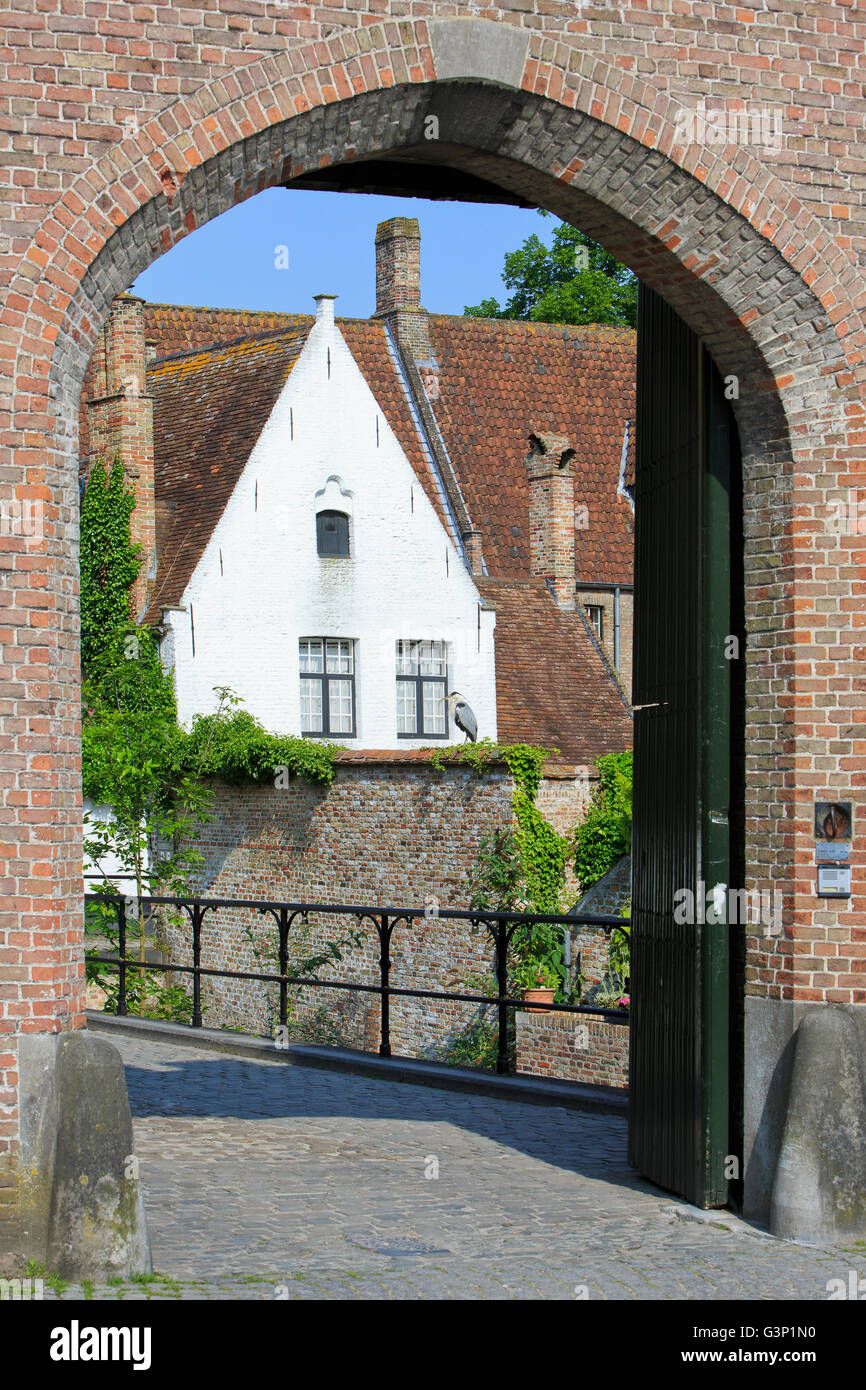 Uno dei cancelli di ingresso al beghinaggio principesca dieci Wijngaerde (1245) a Bruges, Belgio Foto Stock