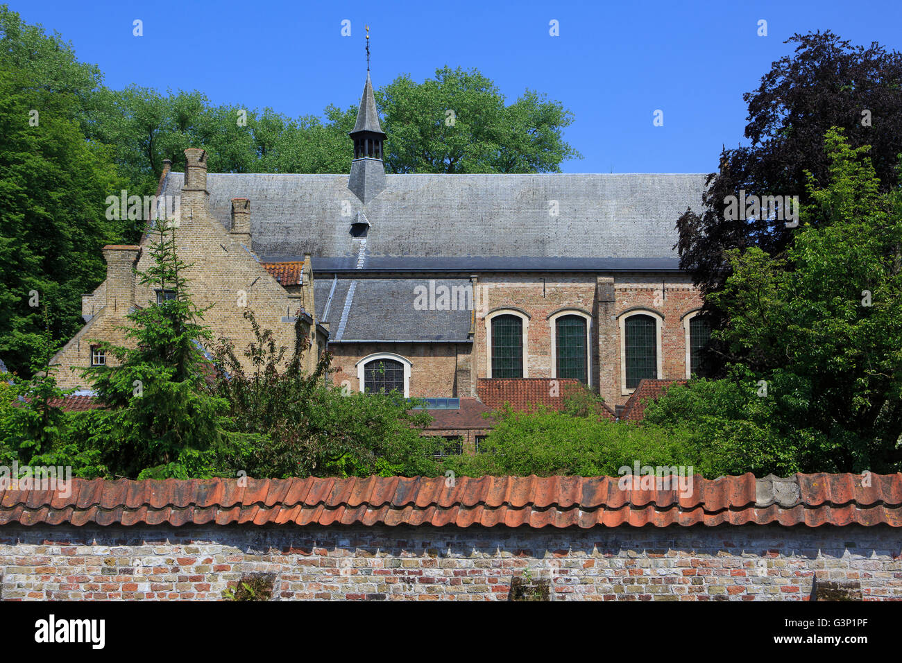 La chiesa in corrispondenza della Casa regnante Beguinage dieci Wijngaerde (1245) a Bruges, Belgio Foto Stock