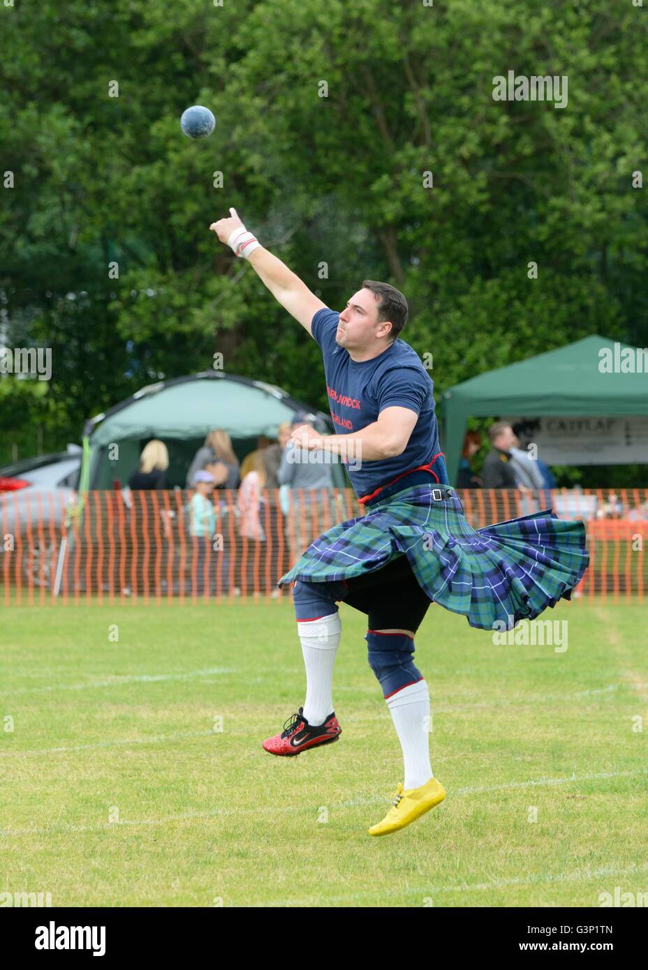Uomo in kilt shot mettendo a giochi delle Highland, Scotland, Regno Unito Foto Stock