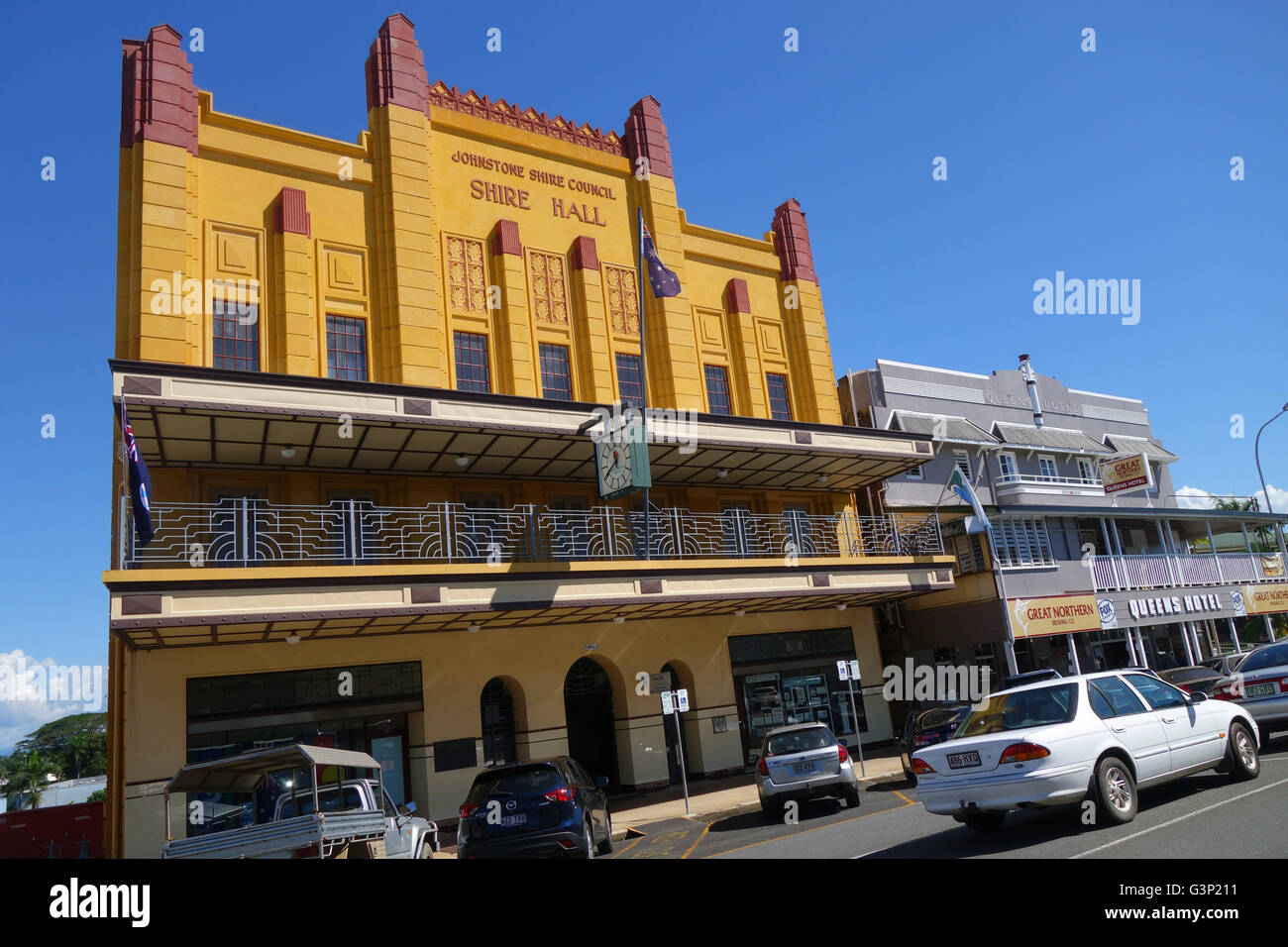 Johnstone Shire Council Hall accanto al Queens Hotel, Innisfail, estremo Nord Queensland, Australia. N. PR o MR Foto Stock