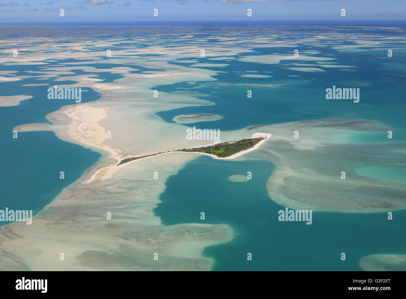 Vista aerea del Motu Tabu isoletta nella laguna blu di Isola di Natale (Kiritimati), Kiribati Foto Stock
