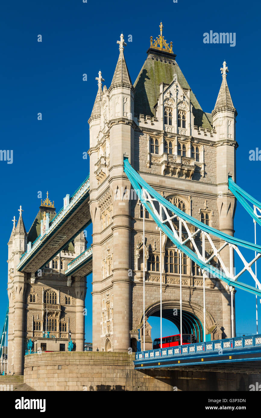 Il Tower Bridge di Londra con un bus rosso Foto Stock