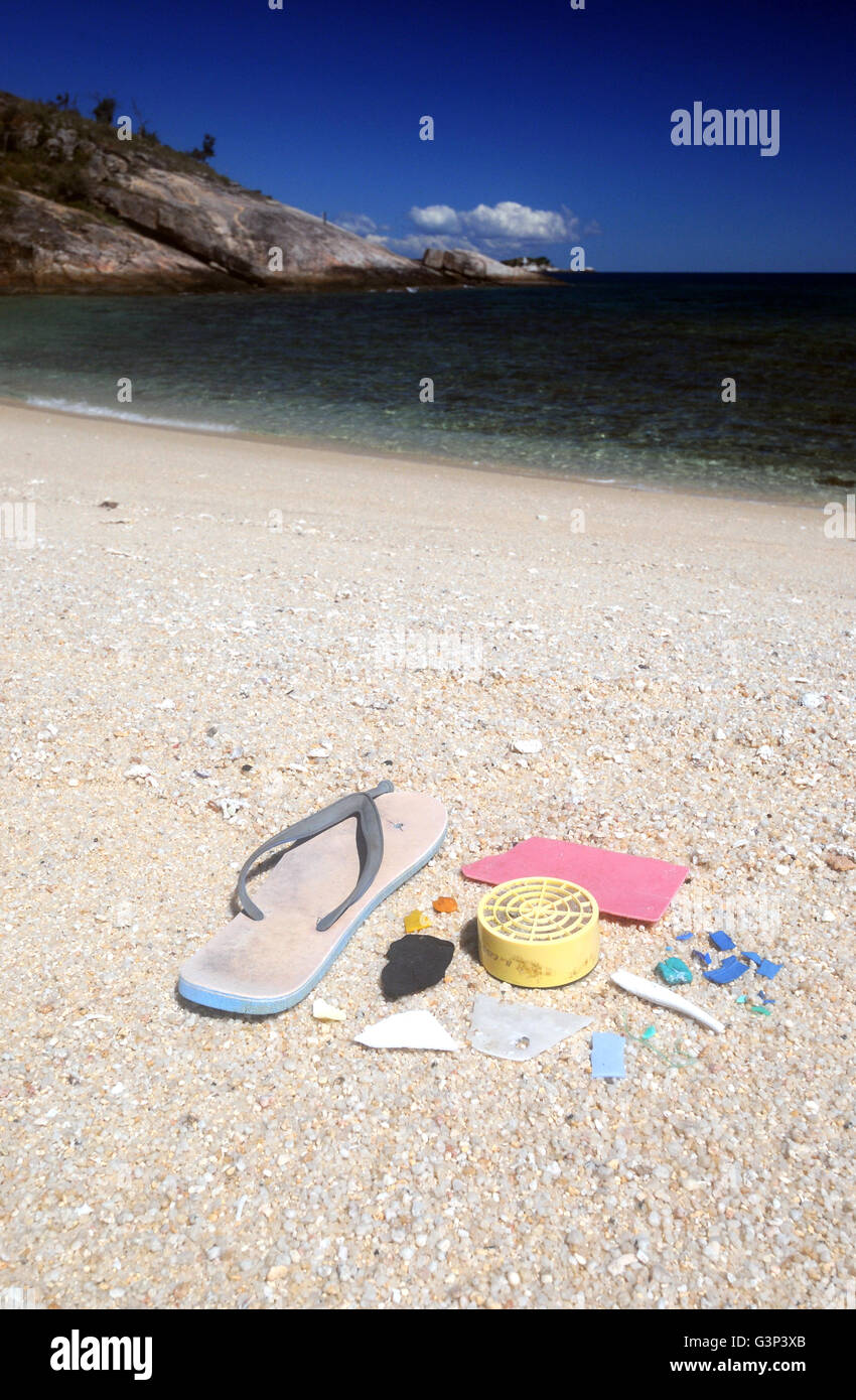 Rifiuti plastici raccolti sulla spiaggia, Turtle Bay, Lizard Island, della Grande Barriera Corallina, Queensland, Australia Foto Stock