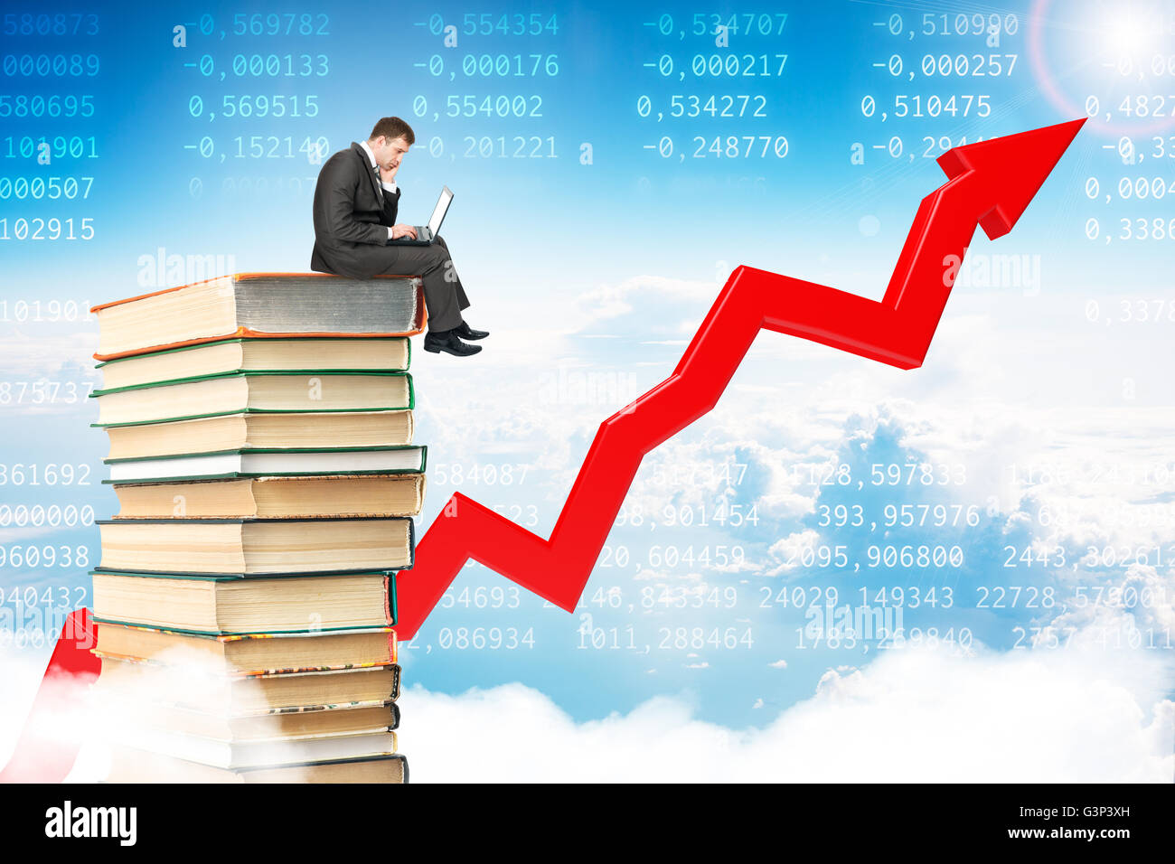 Uomo d affari con computer portatile seduti sulla pila di libri Foto Stock