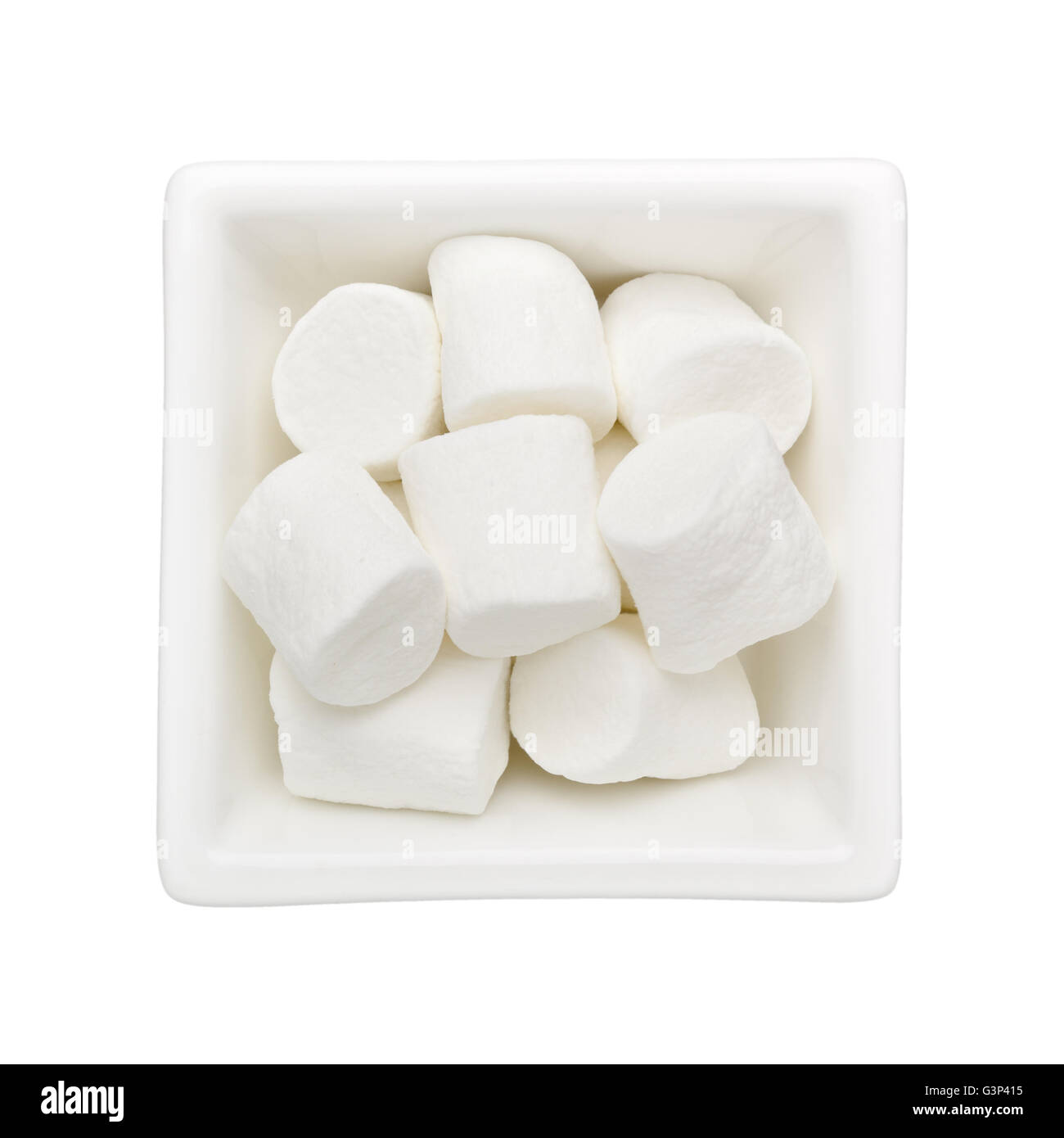 Marshmallows in una ciotola quadrata isolati su sfondo bianco Foto Stock