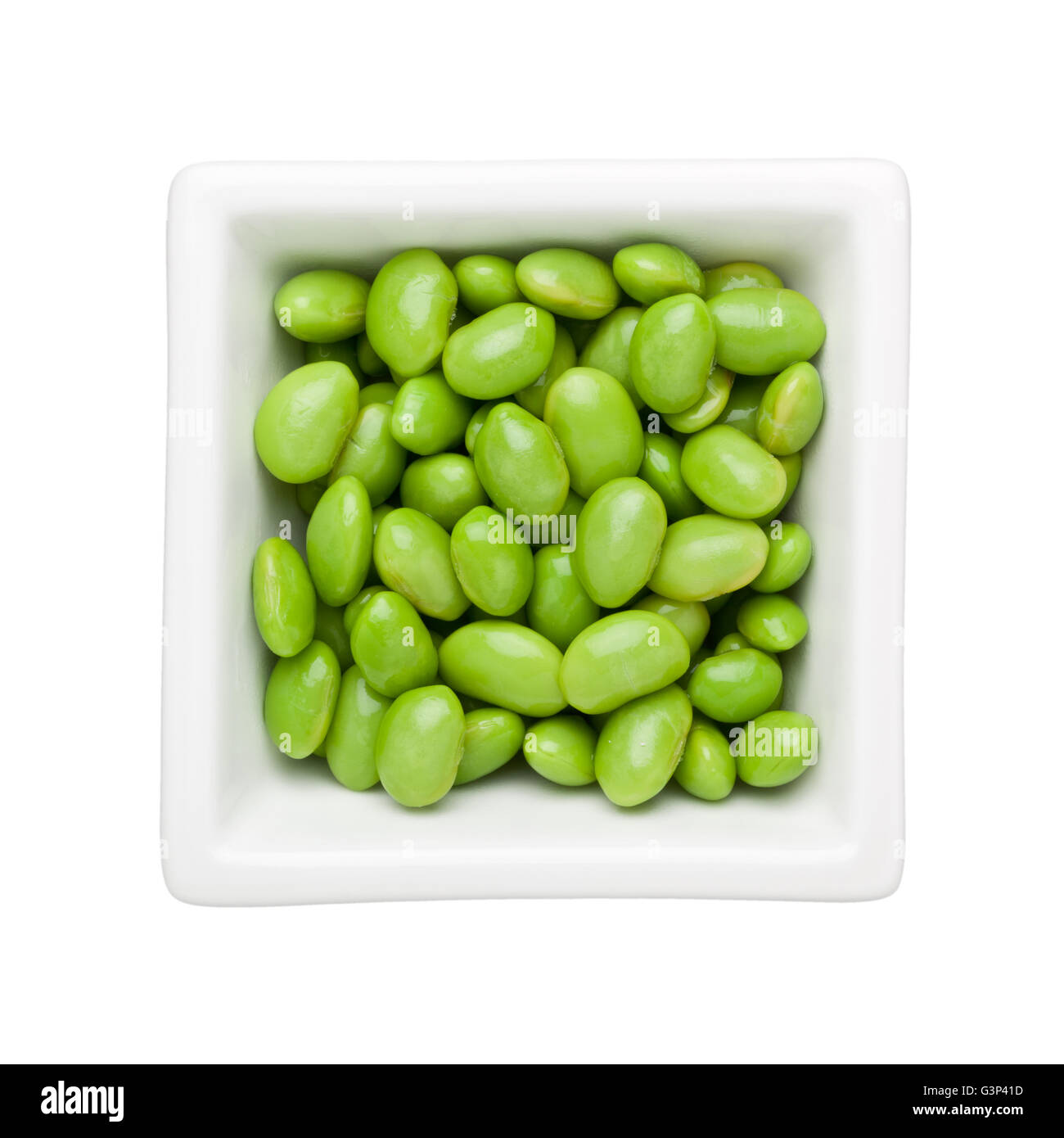 Verde di fagioli di soia in un recipiente quadrato isolato su sfondo bianco Foto Stock