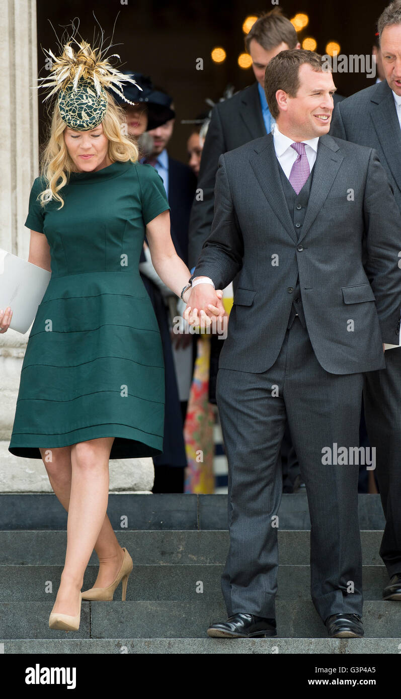 Peter Phillips e sua moglie autunno Phillip frequentando HM Queen's novantesimo compleanno servizio di ringraziamento nella Cattedrale di St Paul. Foto Stock