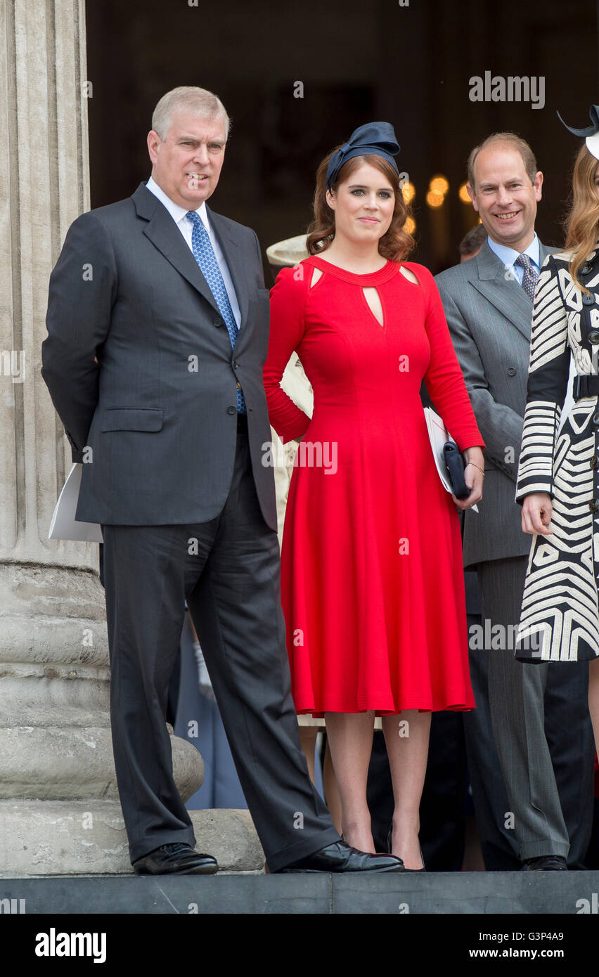 Principesse Eugenie e Beatrice frequentando il Queen's novantesimo compleanno servizio presso la Cattedrale di San Paolo a Londra. Foto Stock