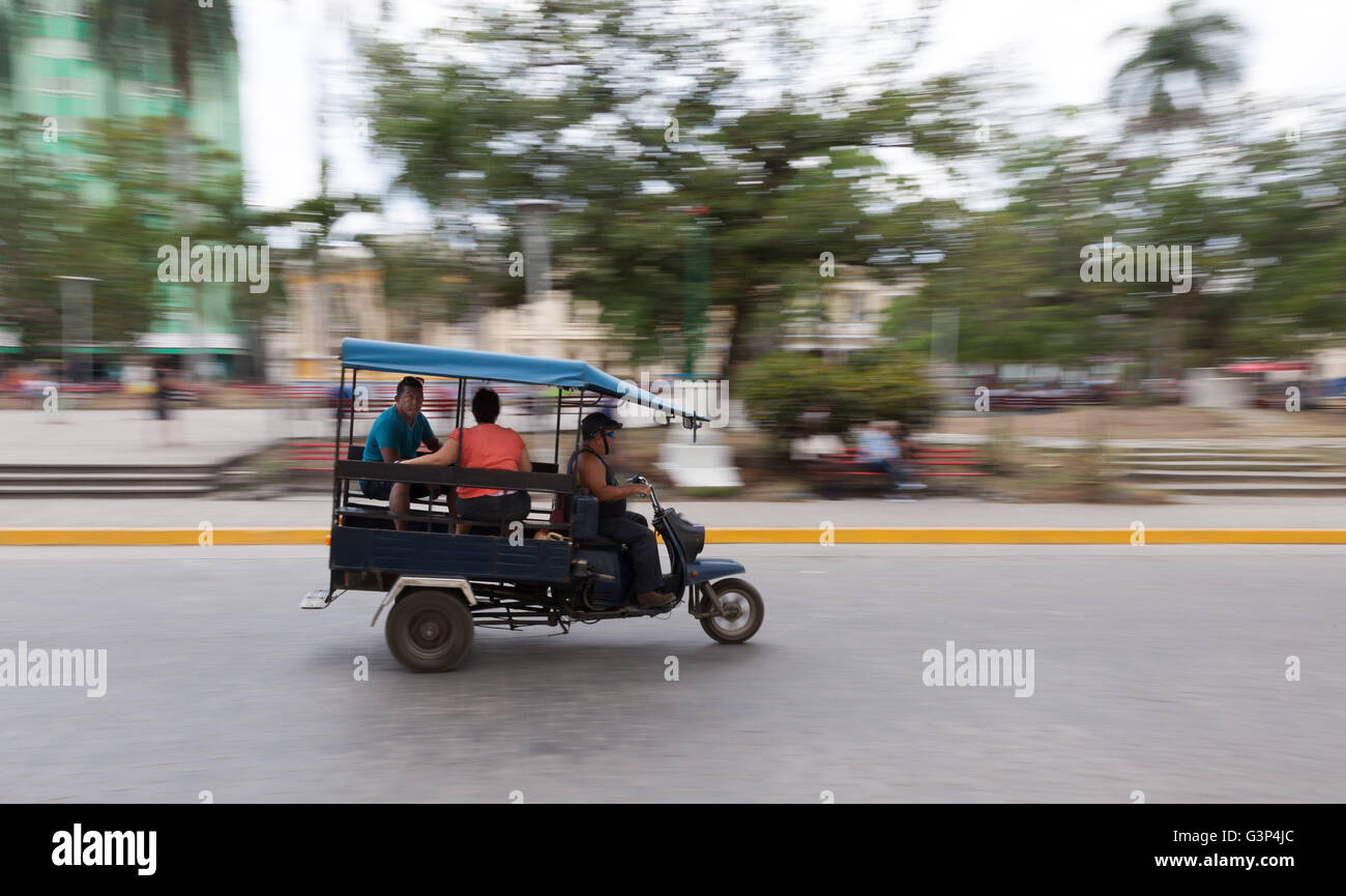 Un tuk tuk per il trasporto di passeggeri in Cuba Foto Stock