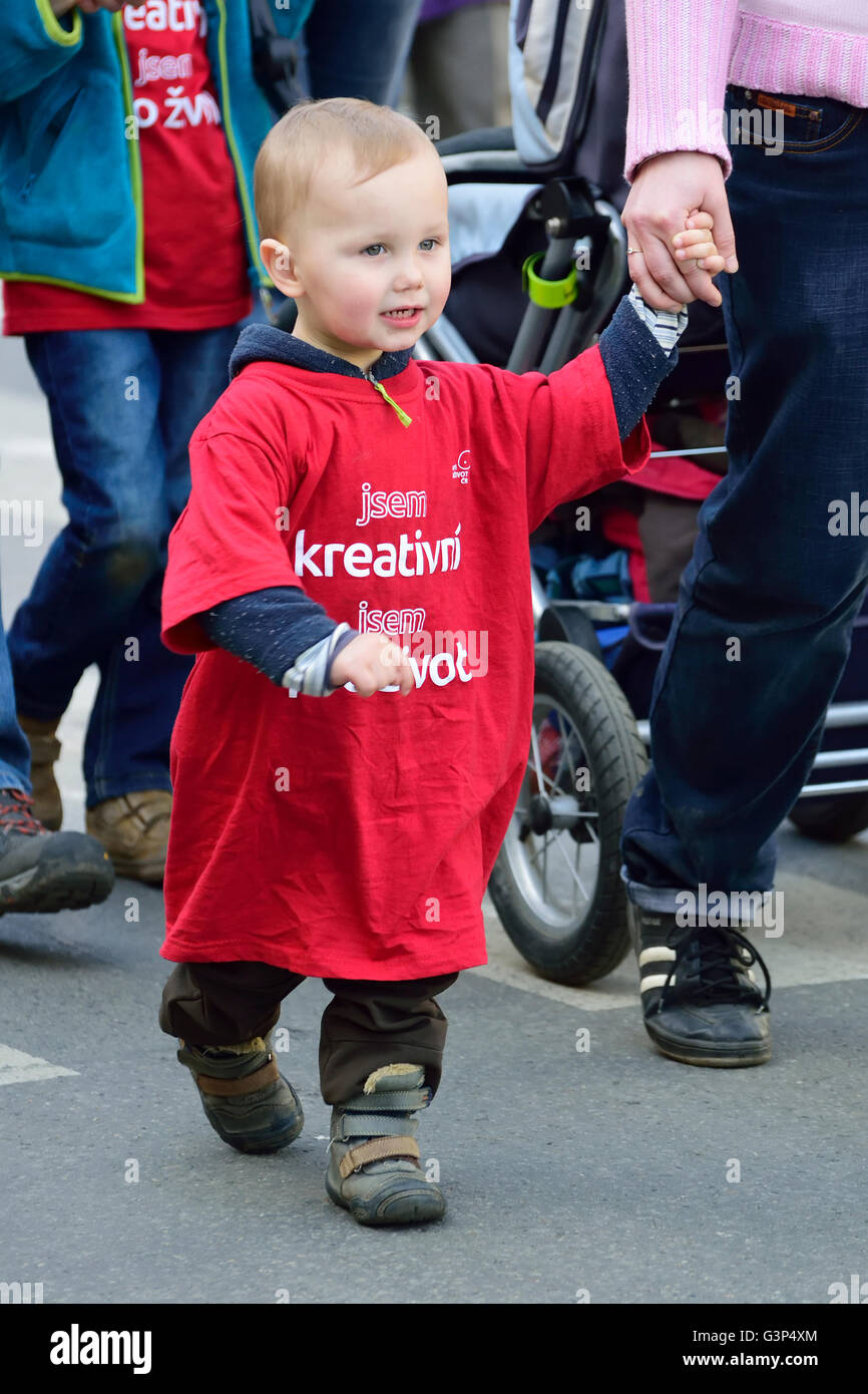 Bambino Piccolo presi su un marzo - aprile 2nd, Praga, Repubblica Ceca. Annuale di Marcia Nazionale per la vita - pro-vita dimostrazione... Foto Stock