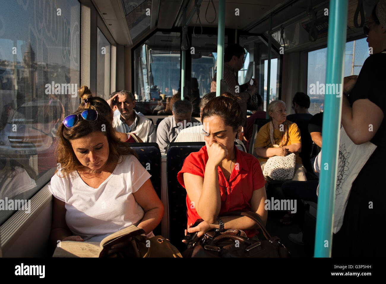 Pendolari che viaggiano su un tram ad Istanbul in Turchia Foto Stock