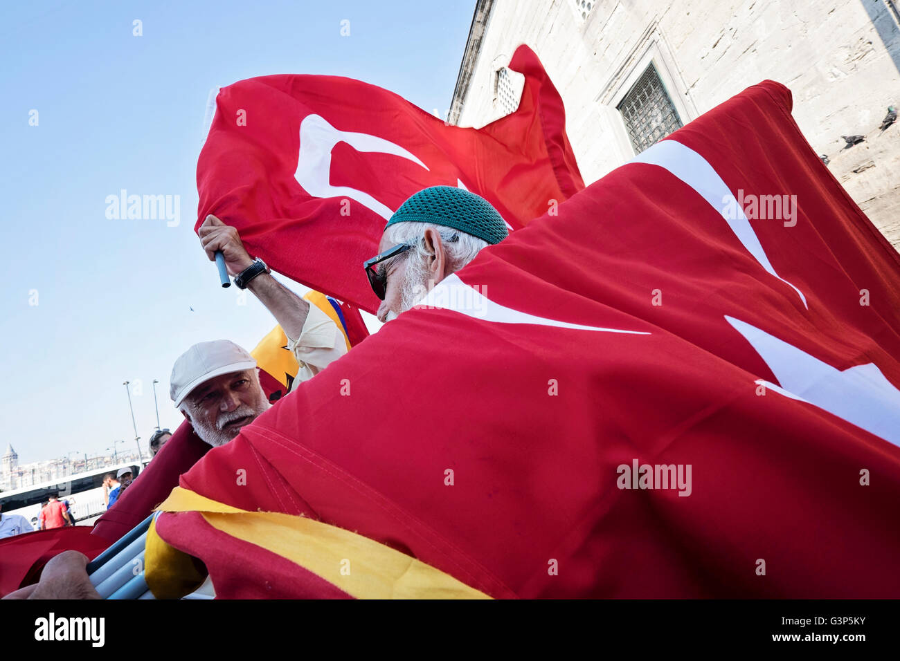 I fornitori vendono bandiere turco per le strade di Istanbul, Turchia Foto Stock