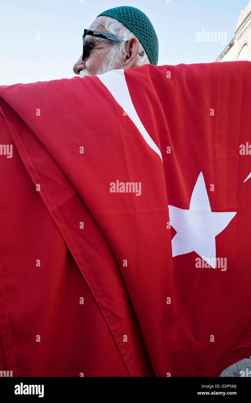 Un fornitore turco vendita Bandiere per le strade di Istanbul, Turchia Foto Stock