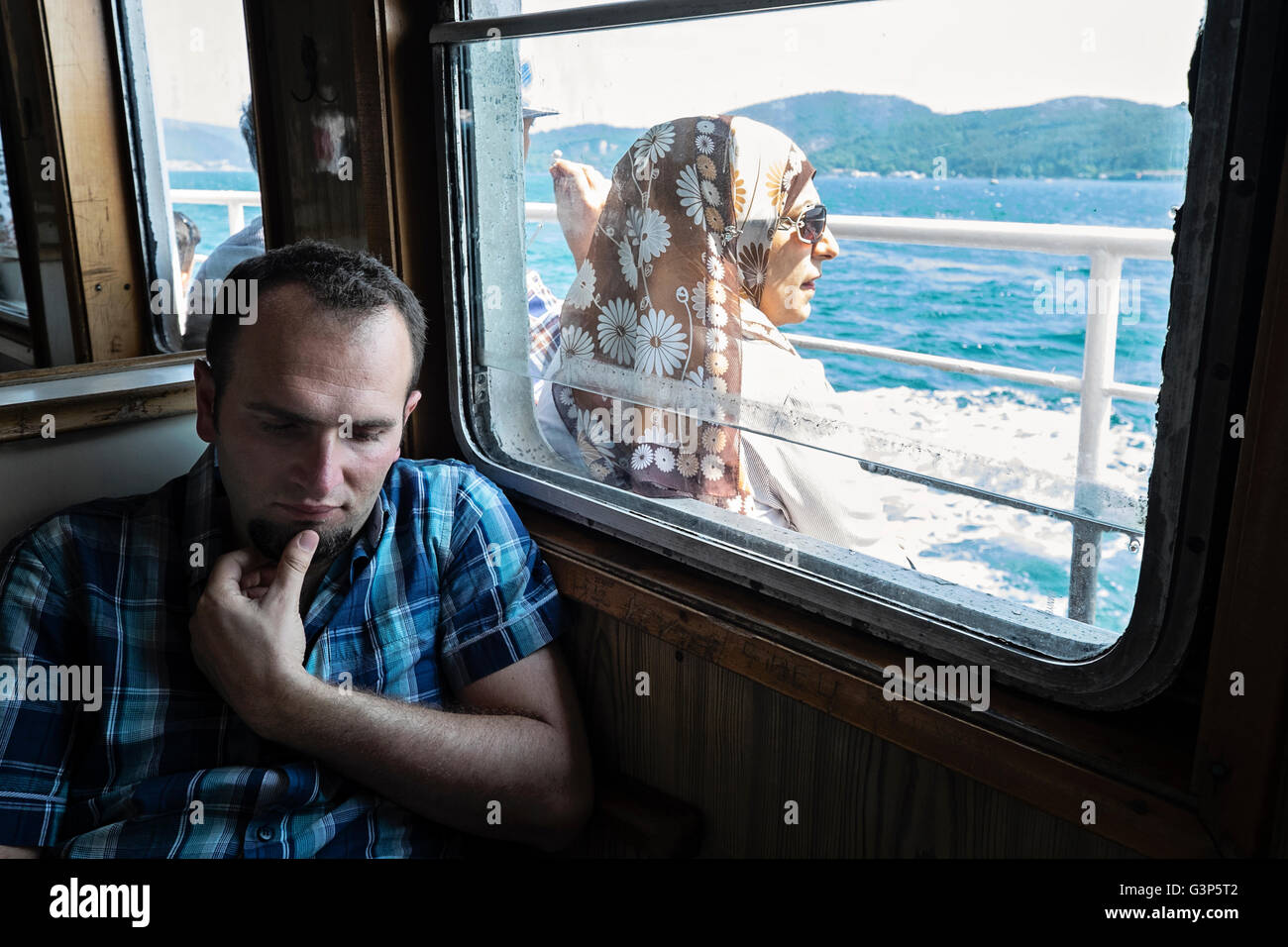 Passeggeri rilassante su un traghetto che viaggia lungo il Bosforo ad Istanbul in Turchia Foto Stock