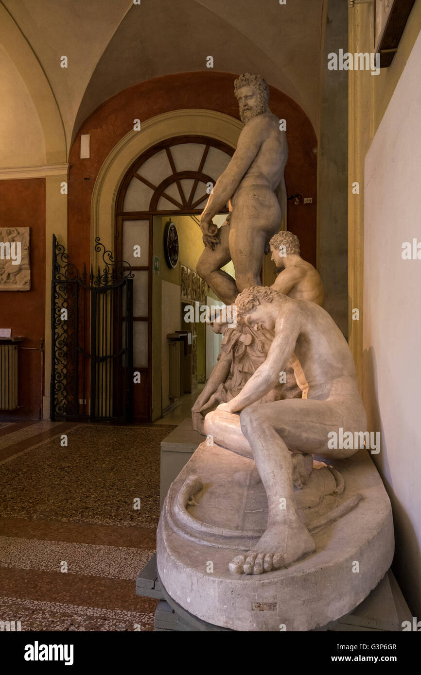 Statue nella Pinacoteca Nazionale, Via delle Belli Arti, Bologna, Italia Foto Stock