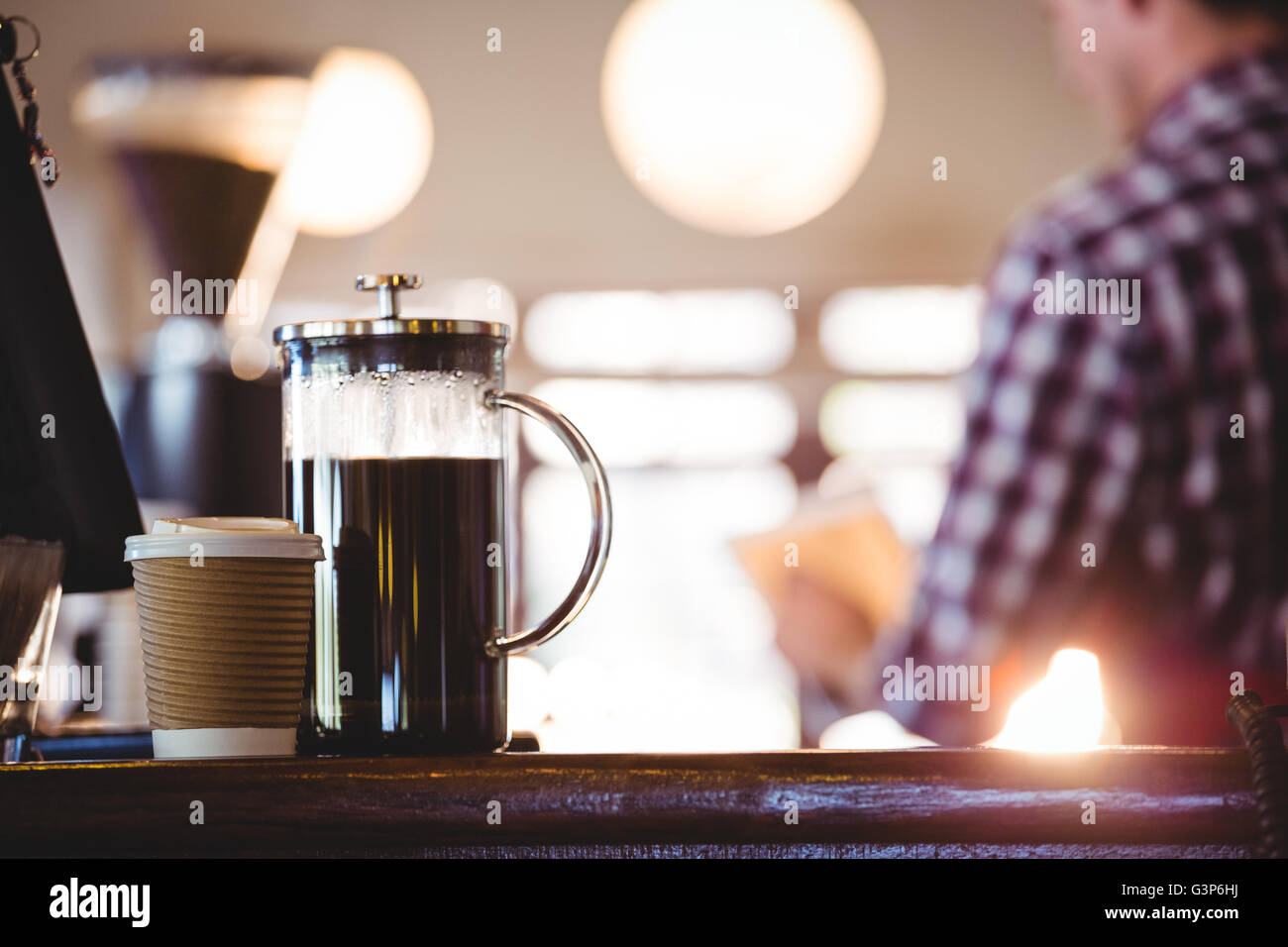 French press e la tazza di caffè Foto Stock