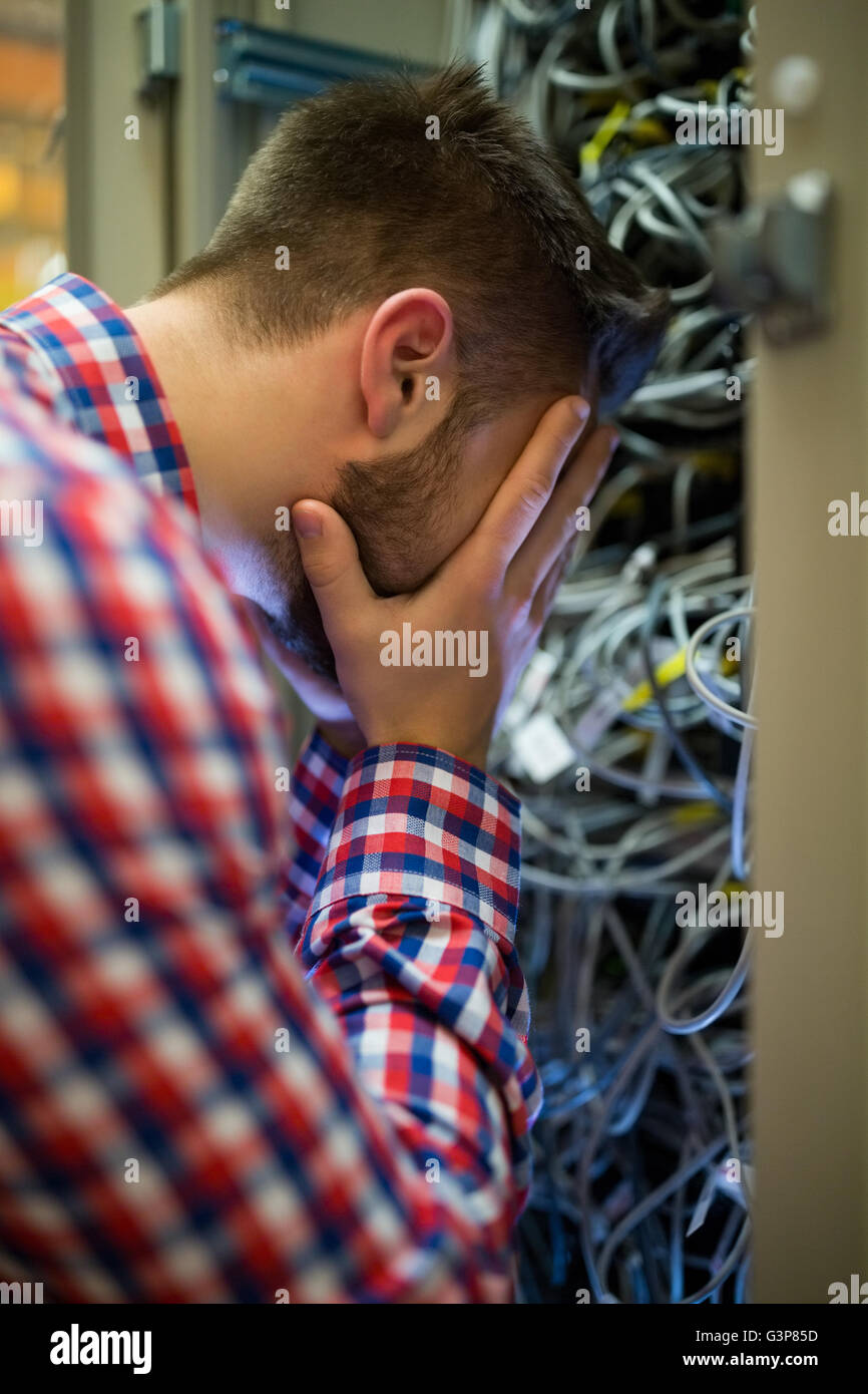 Il tecnico sempre sottolineato nel corso della manutenzione del server Foto Stock