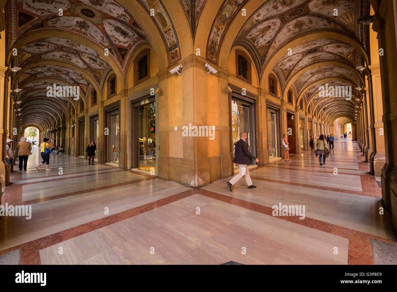 Il Portico in Piazza Camillo Benso Conte di Cavour con il suo soffitto dipinto a Bologna, Italia. Foto Stock