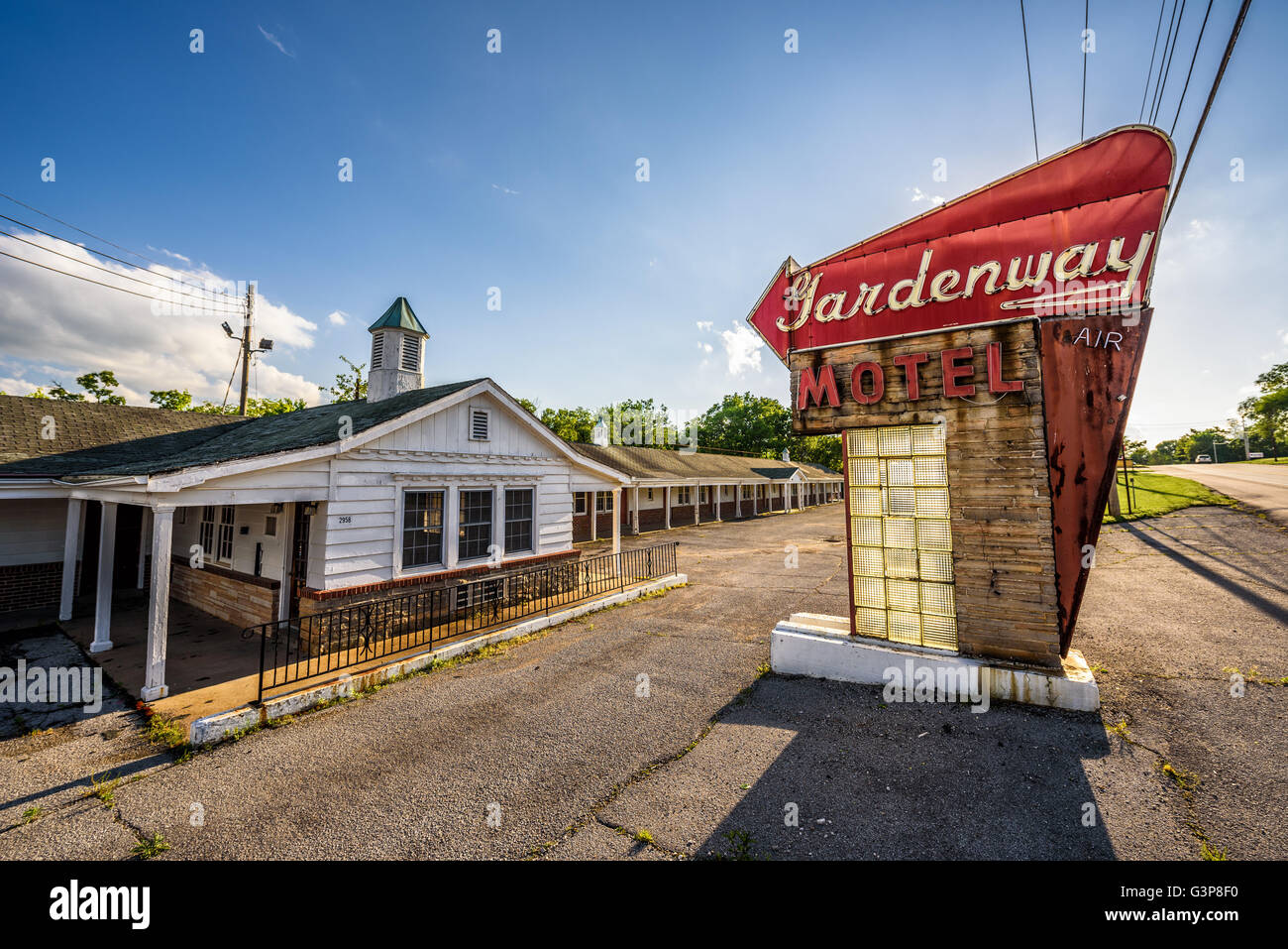 Abbandonato Gardenway Motel e vintage insegna al neon sulla storica Route 66 in Missouri Foto Stock