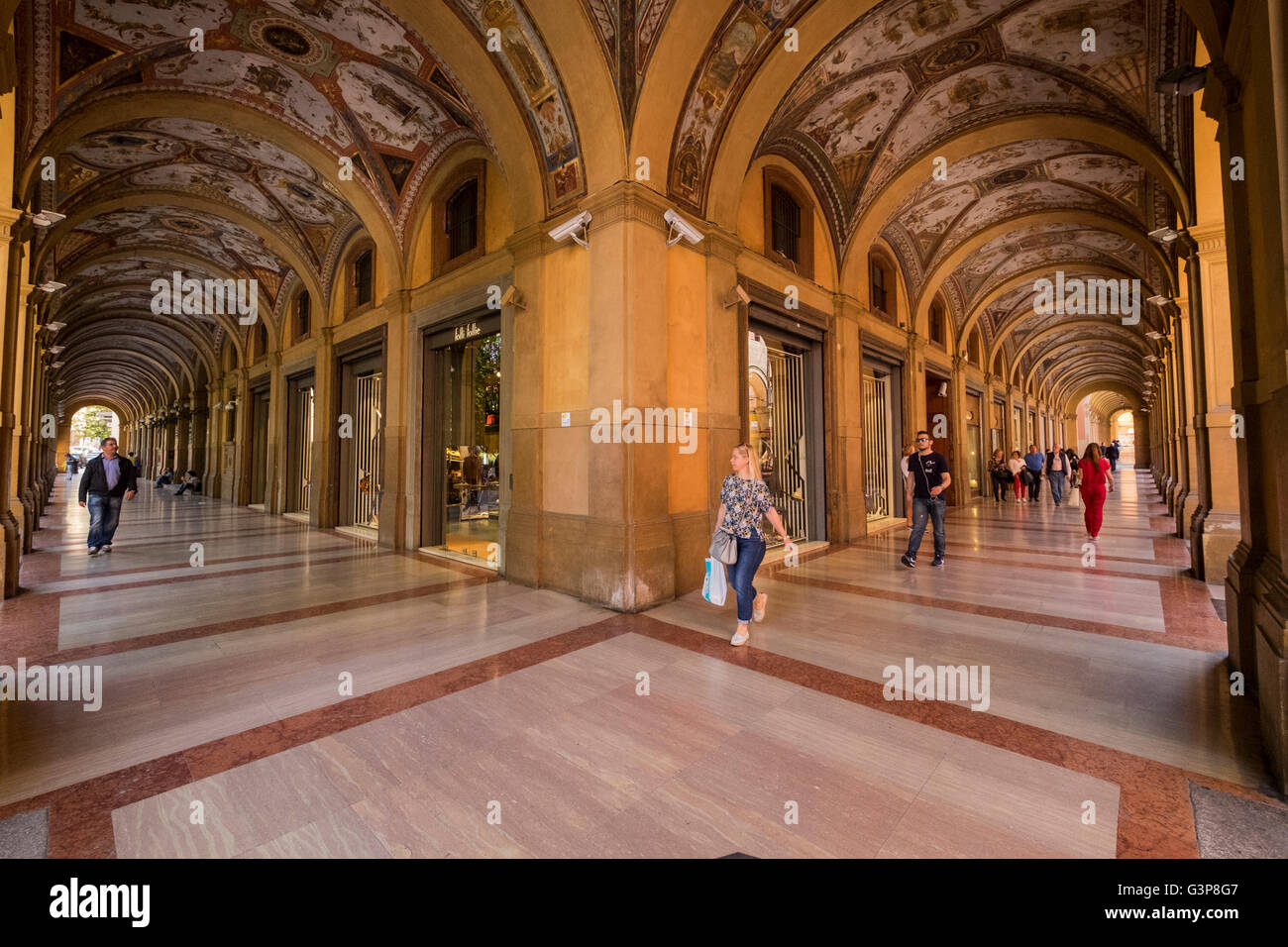 Il Portico di Pavaglione in Piazza Camillo Benso Conte di Cavour con il suo soffitto dipinto a Bologna, Italia. Foto Stock