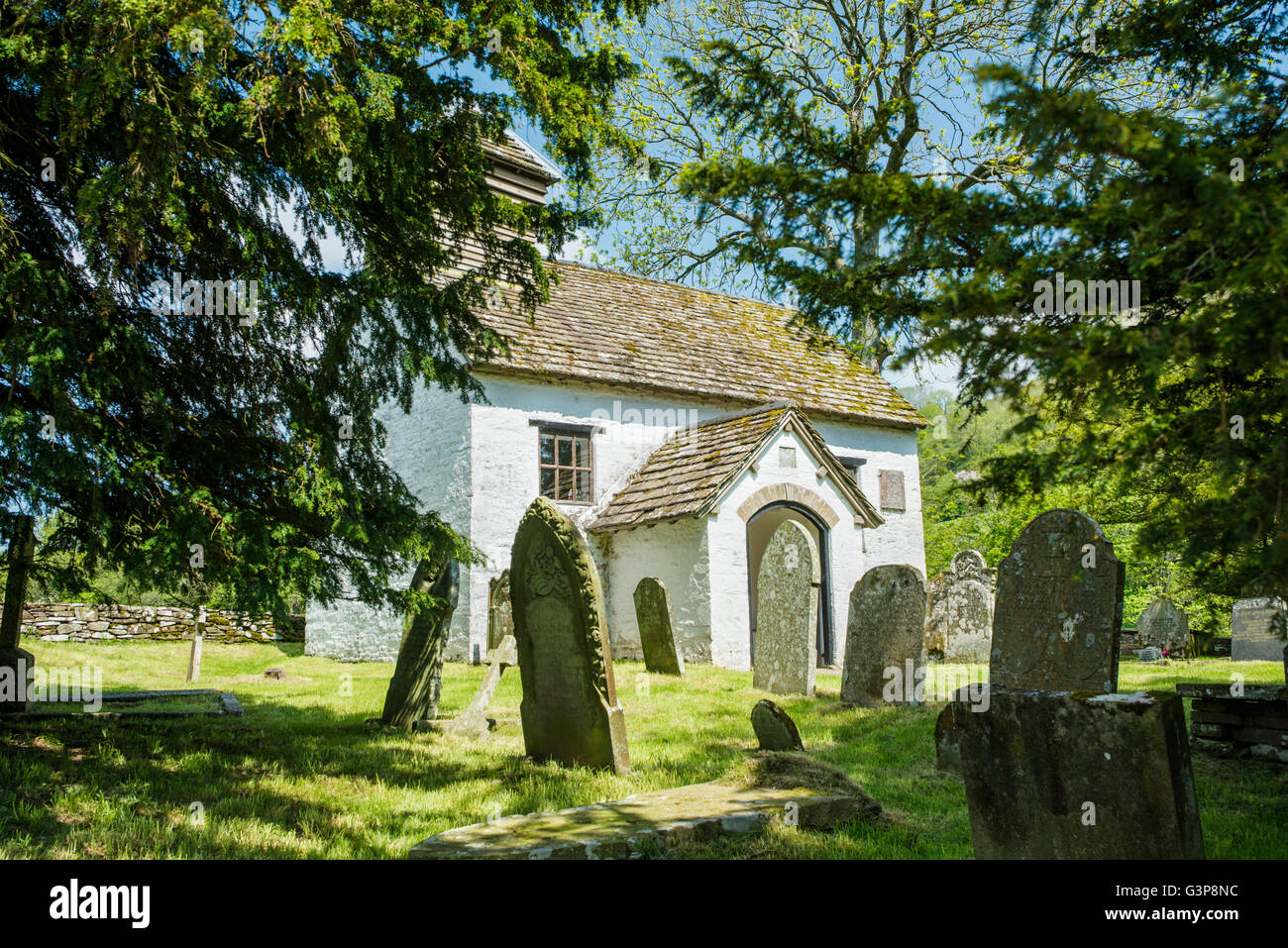 Piccola chiesa Imbiancati / cappella con cimitero in una valle. Foto Stock