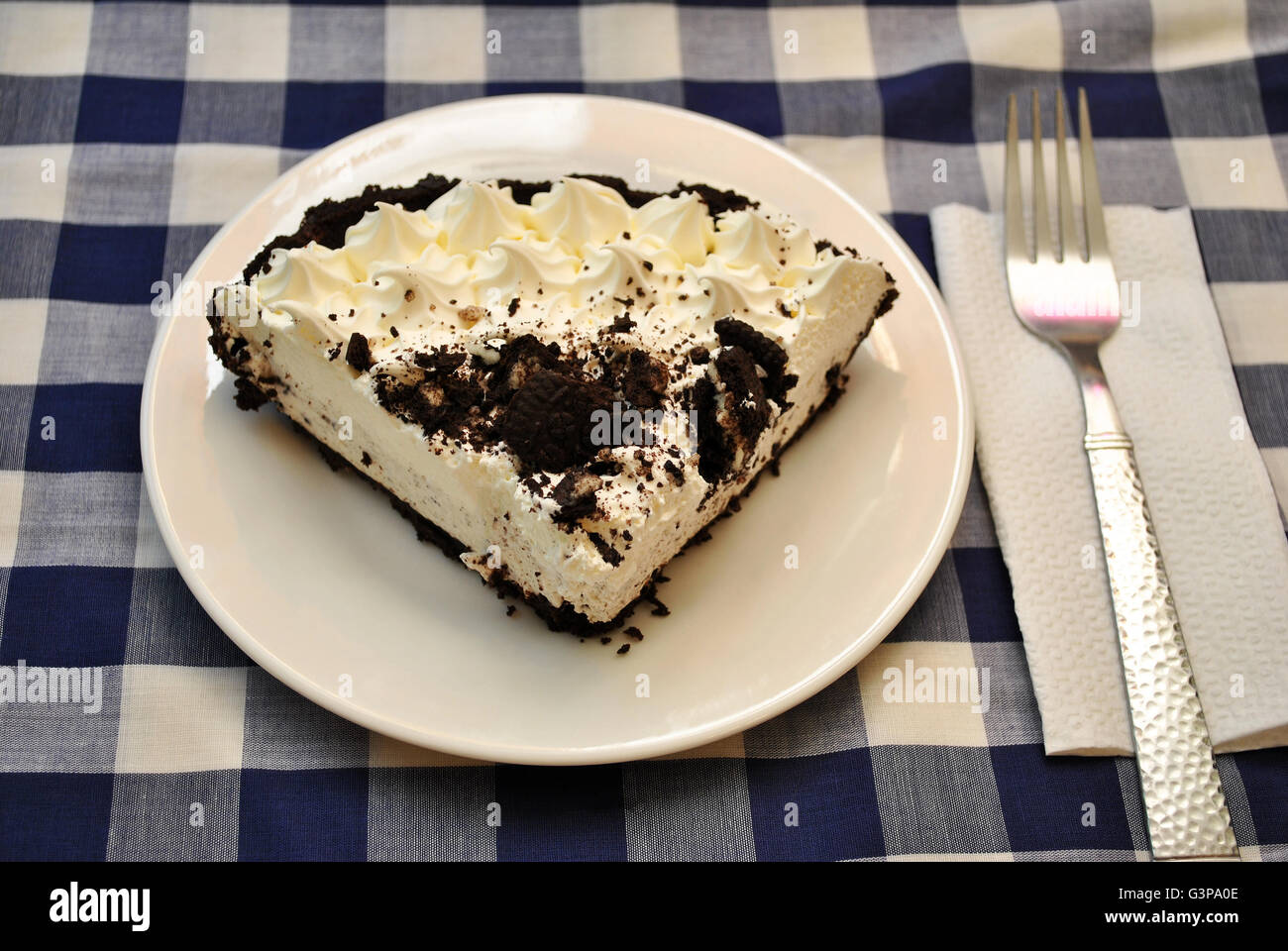 Panna montata torta Cookie servita su una piastra bianca Foto Stock