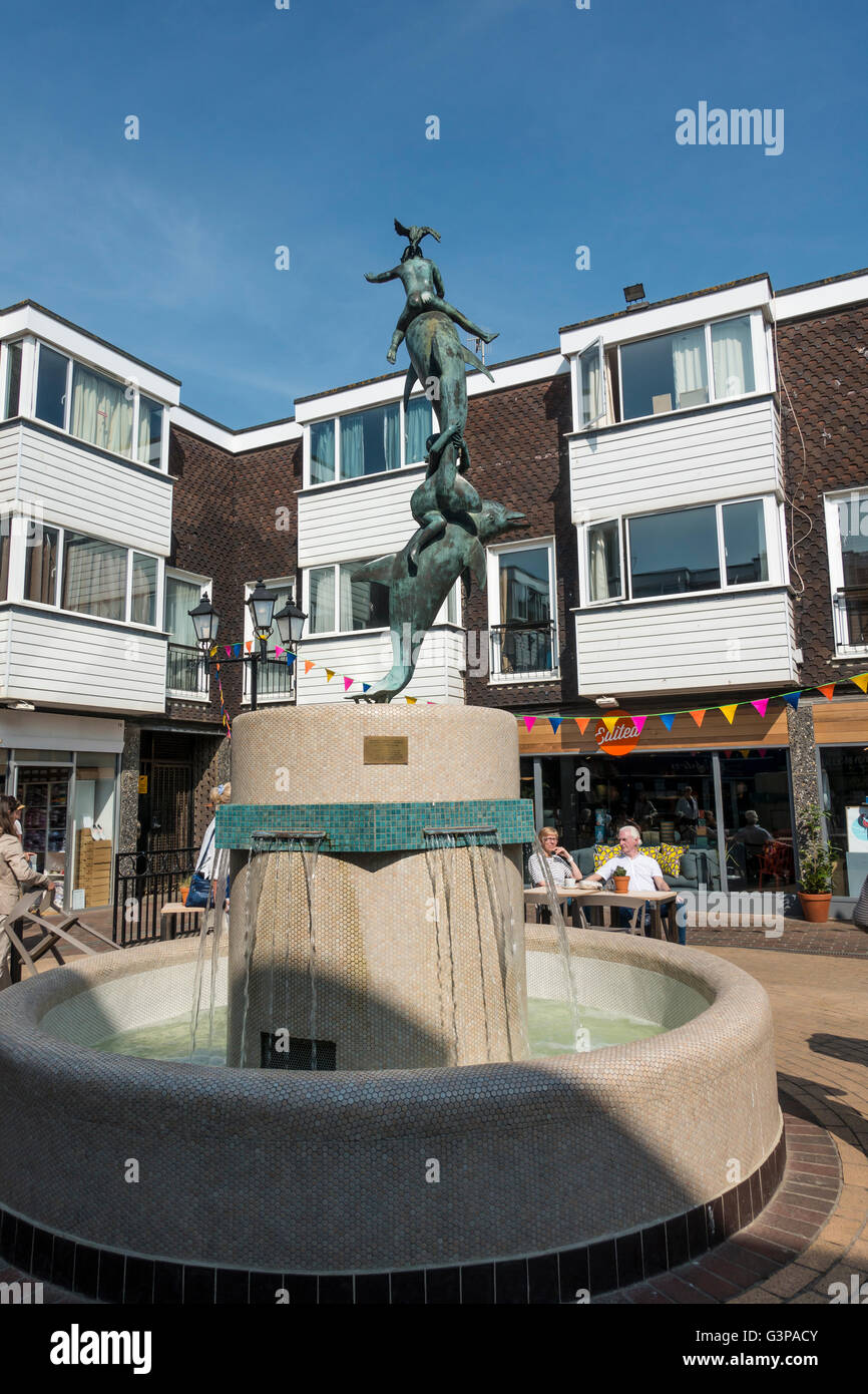 La fontana dei Delfini da James Osborne Brighton Square è un cortile circondato da negozi, nelle corsie, off Meeting House Lane Foto Stock